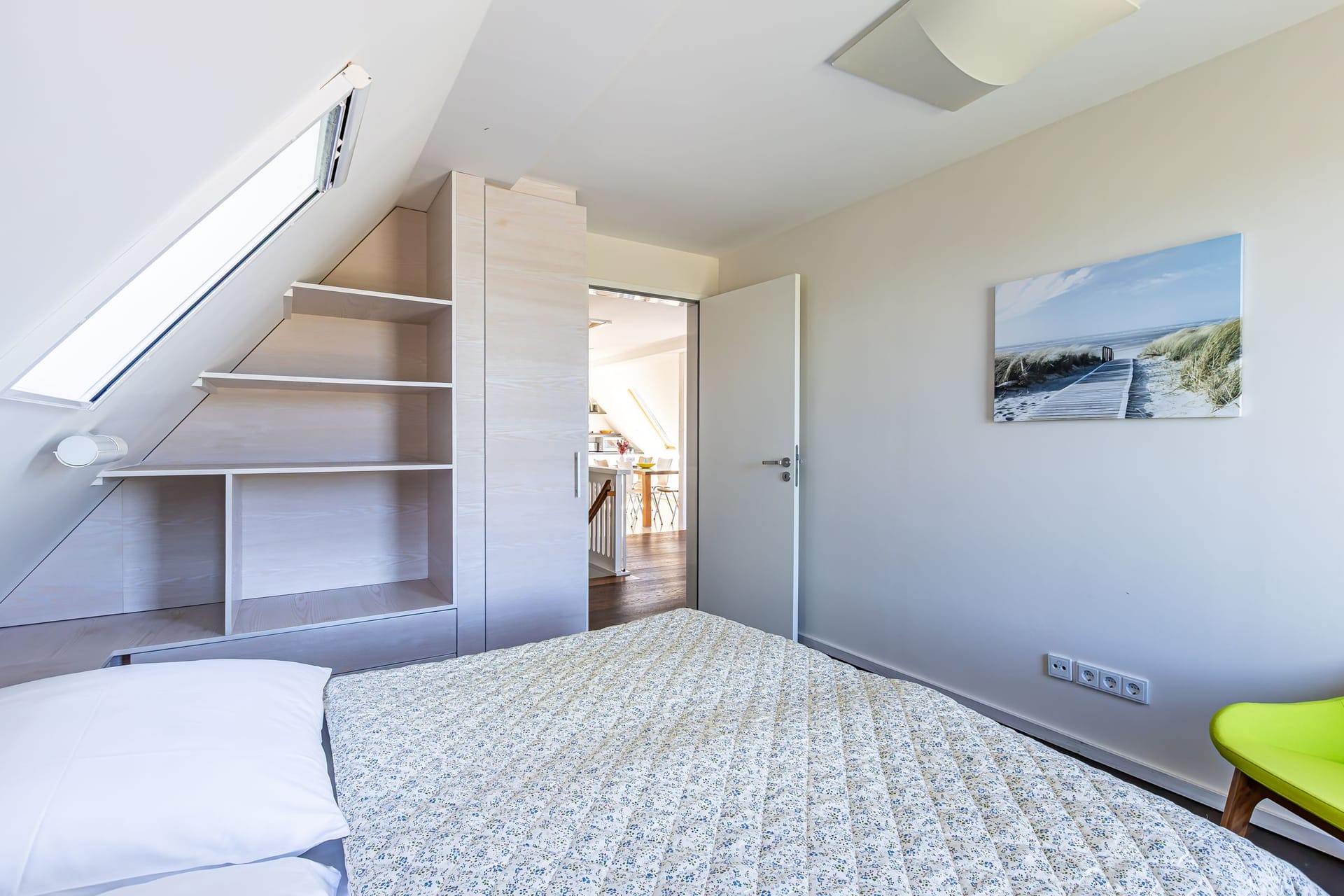 Helles Schlafzimmer mit Bett und Regal