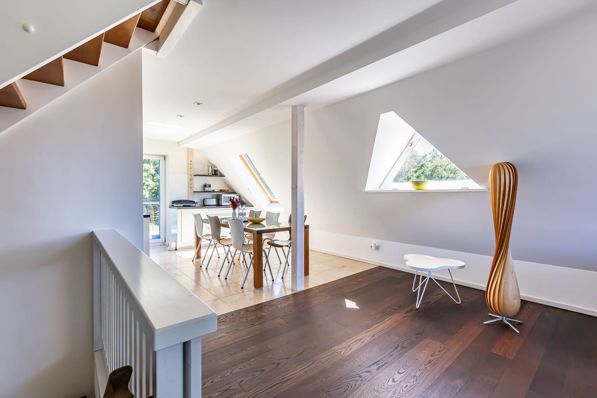 Helles Wohn- und Esszimmer mit Treppe
