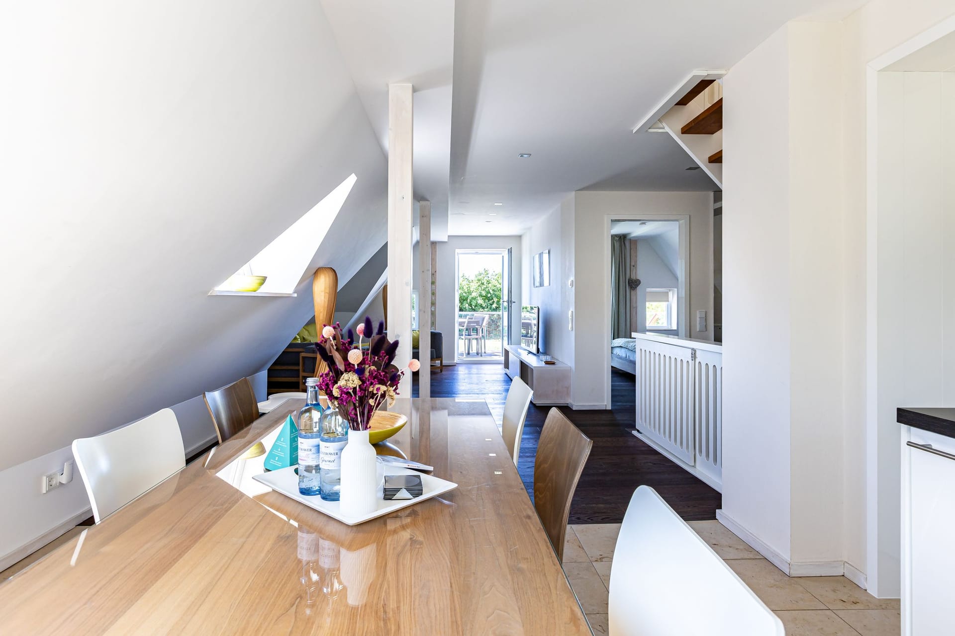 Moderne Küche mit Esstisch und Fenster