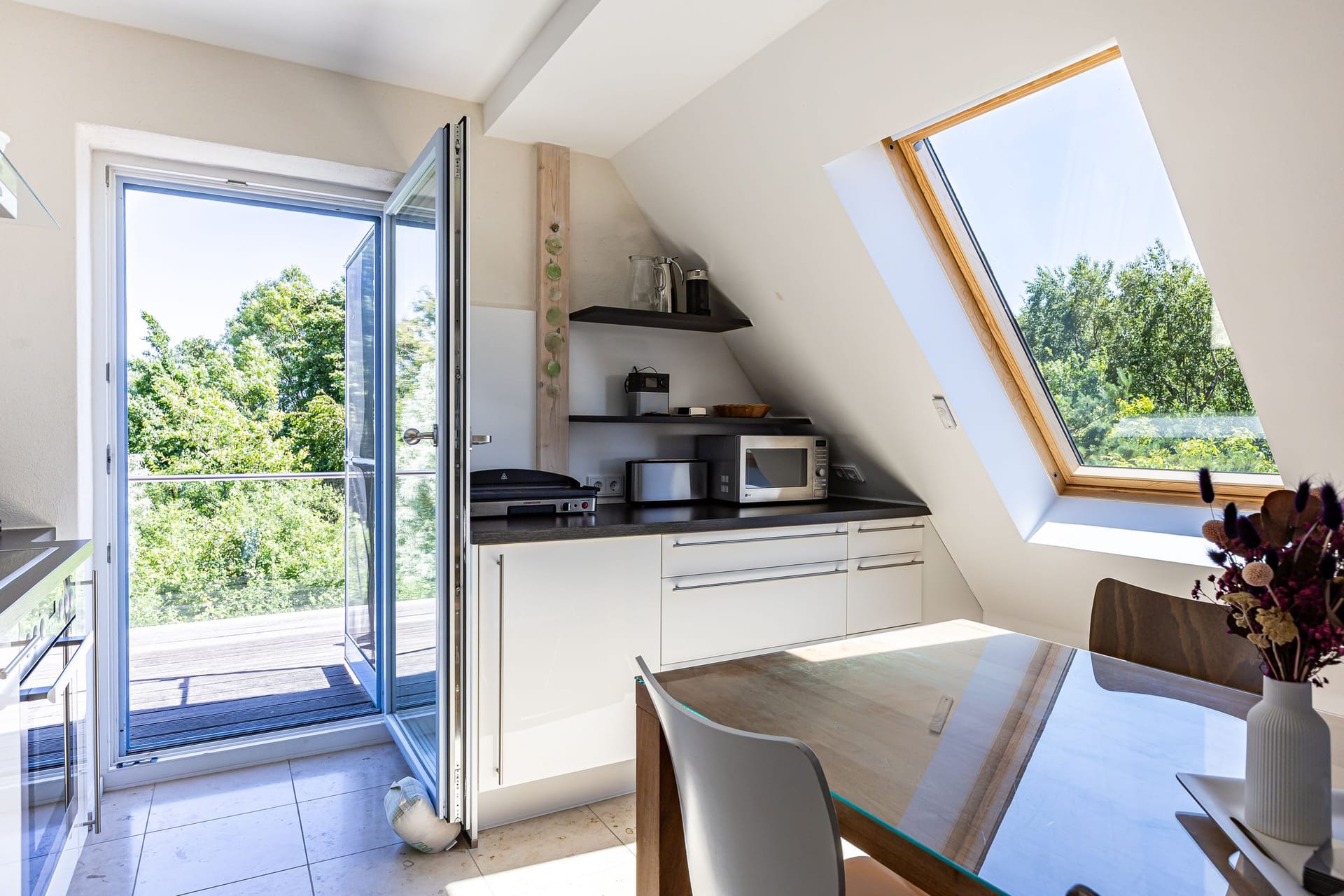Moderne Küche mit Blick nach draußen