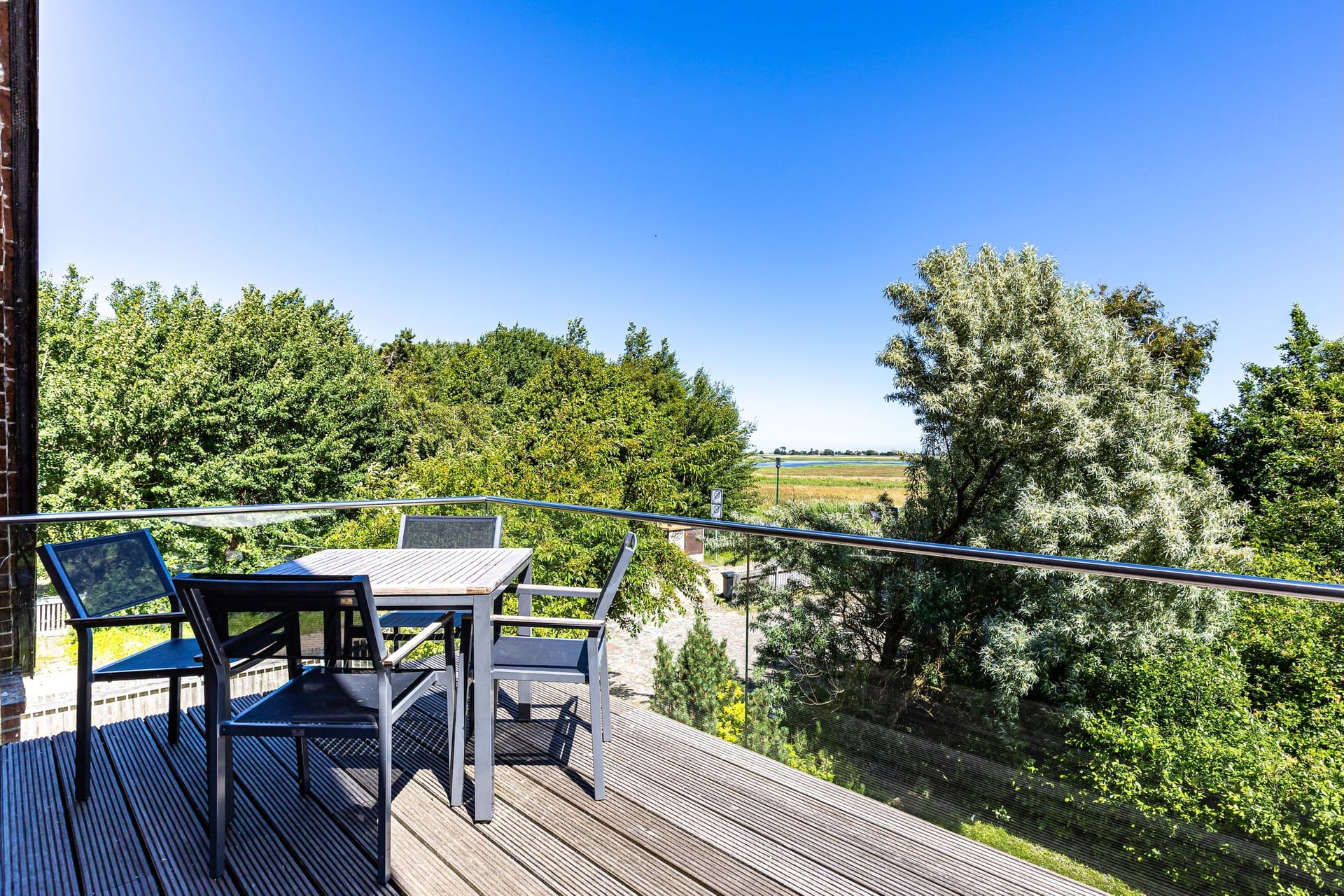 Terrasse mit Tisch und Stühlen