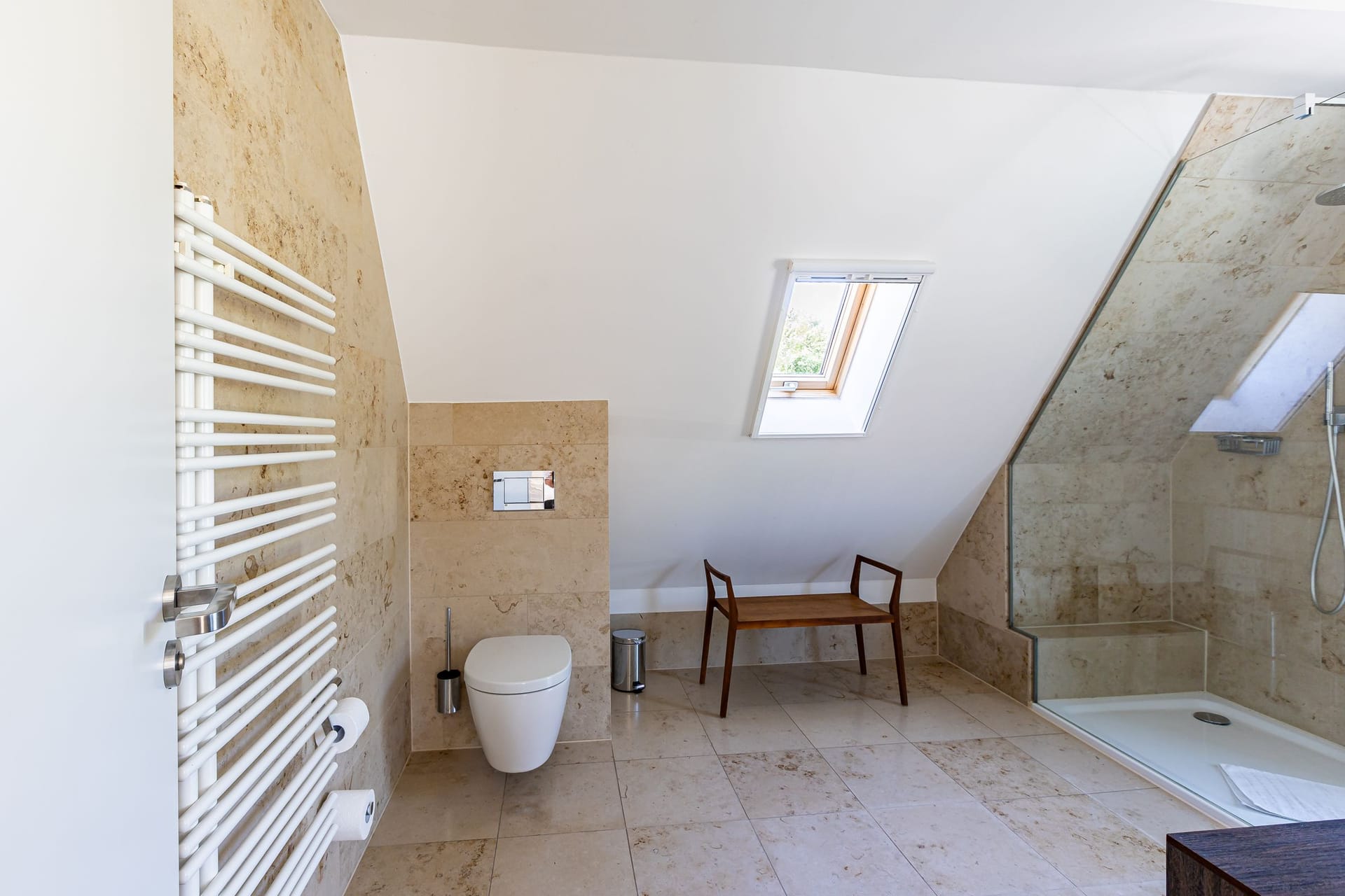 Helles Badezimmer mit Dusche und Toilette