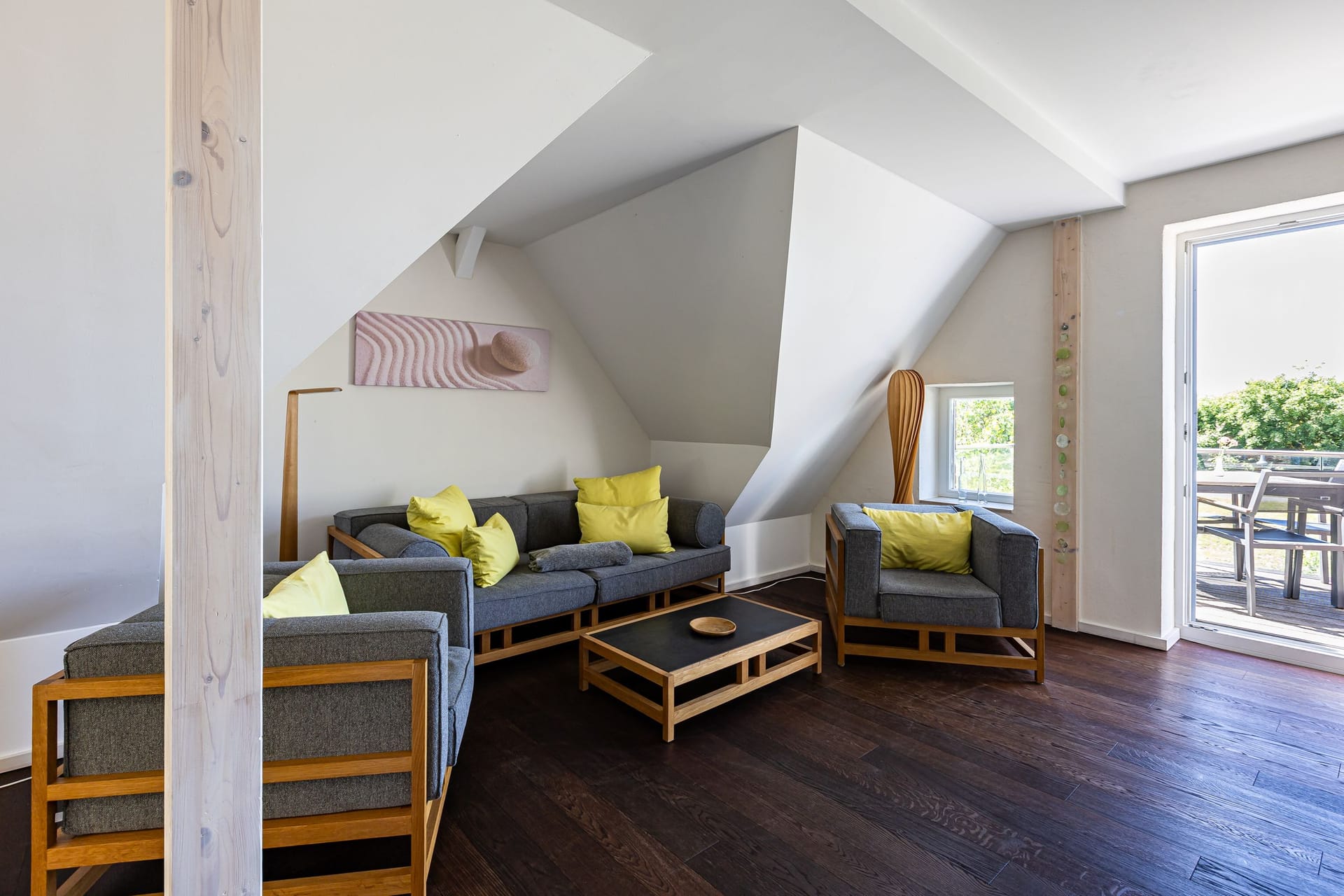 Gemütliches Wohnzimmer mit modernen Sofas