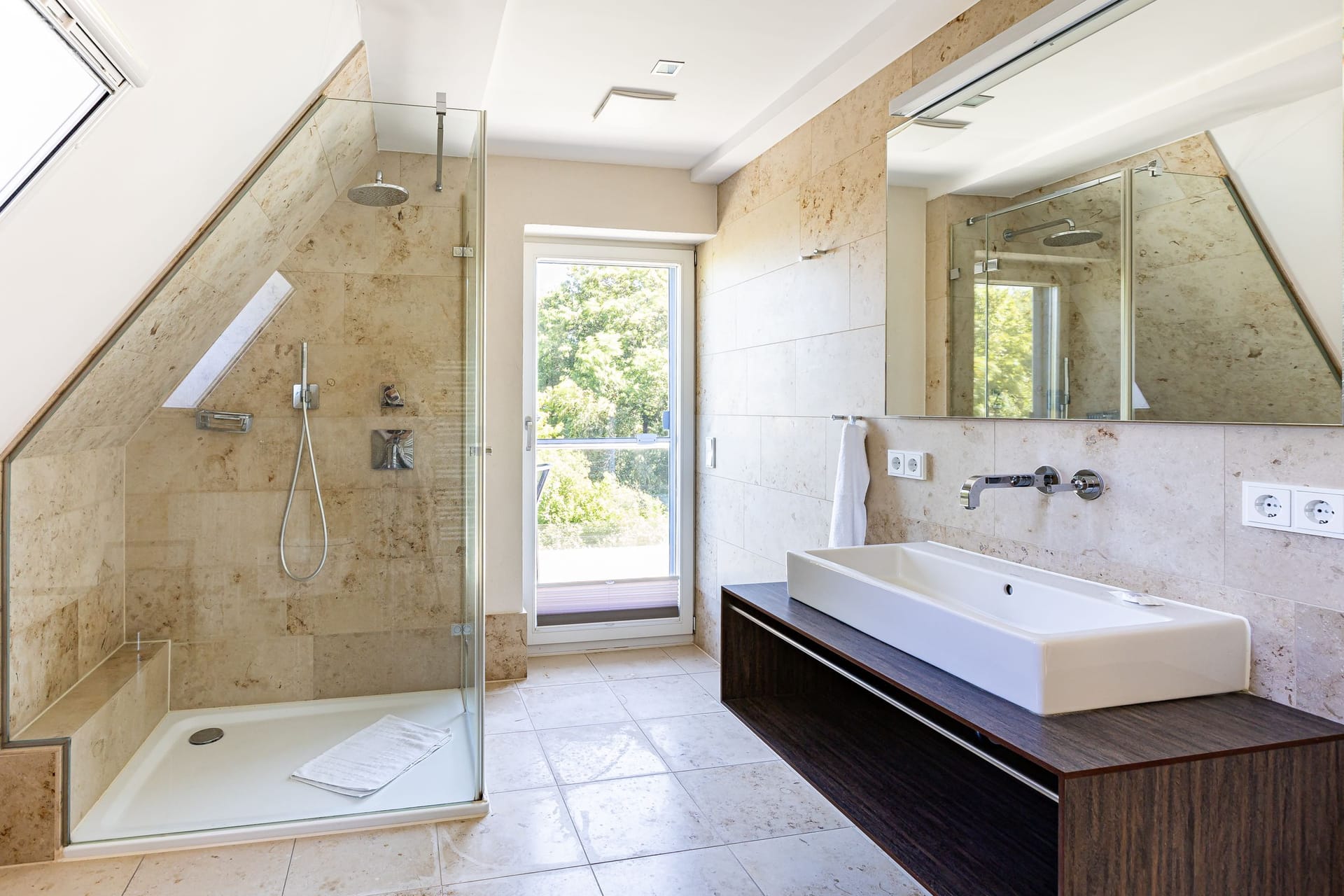 Modernes Badezimmer mit Dusche und Fenster