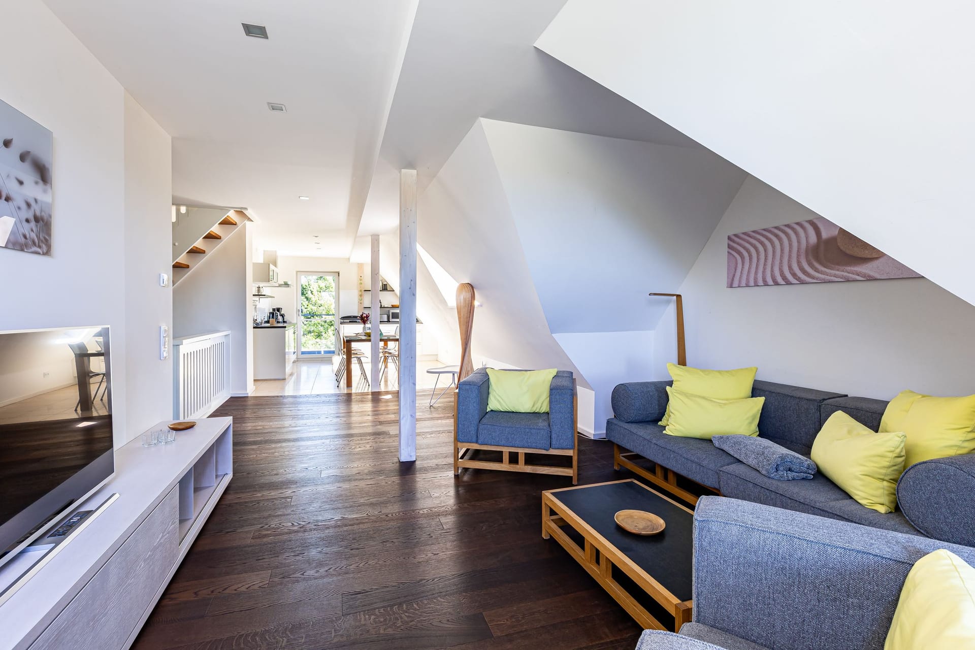 Helles Wohnzimmer mit Sofa und schöner Aussicht