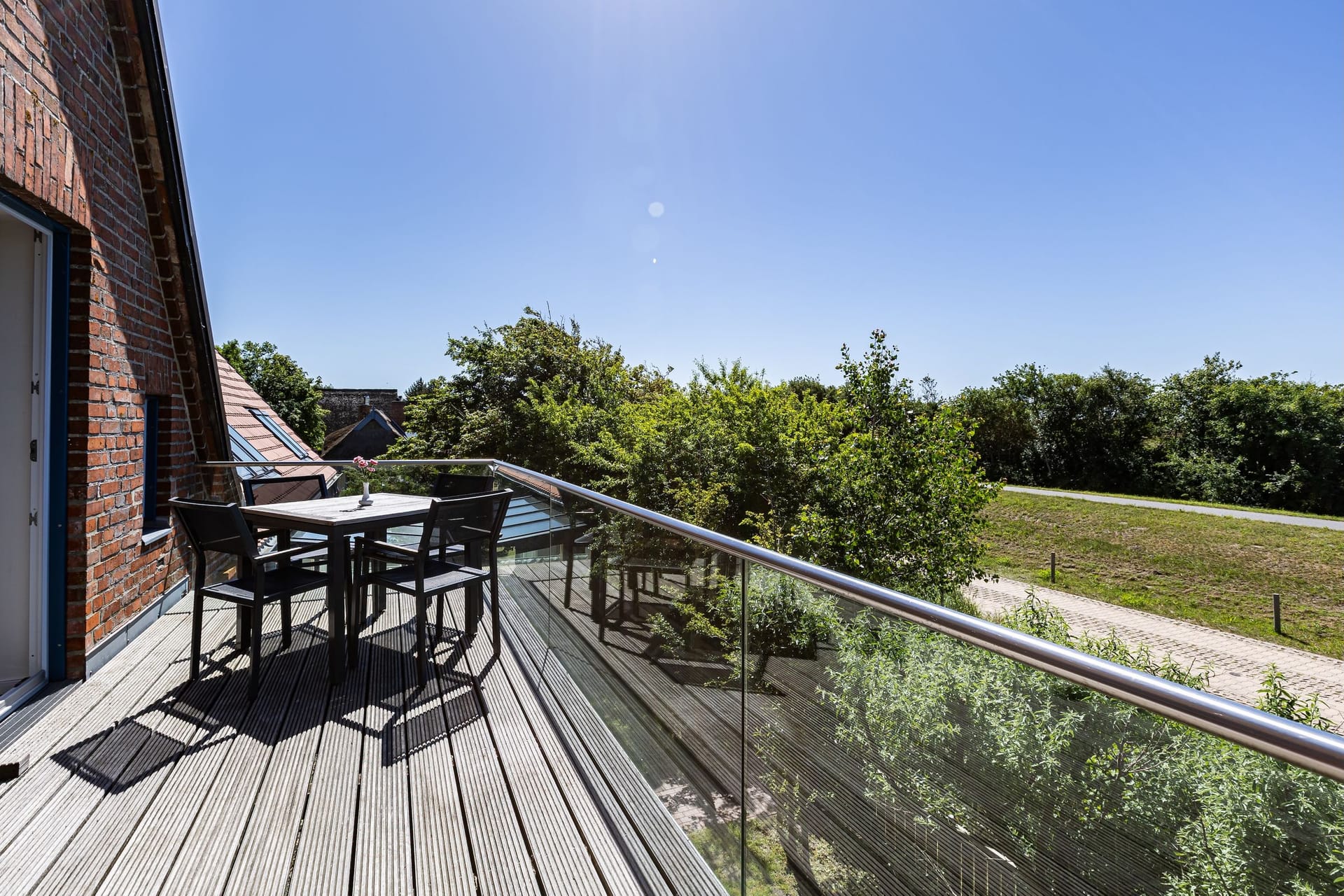 Terrasse mit Tisch und Blick ins Grüne