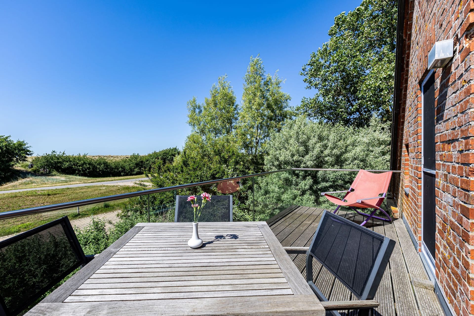 Terrasse mit Tisch und Stühlen