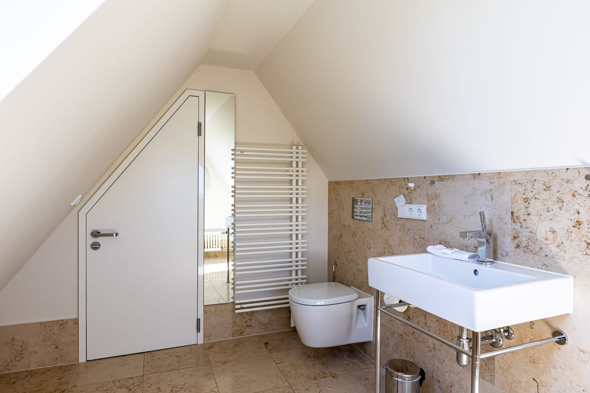 Modernes Badezimmer mit Schrägdach