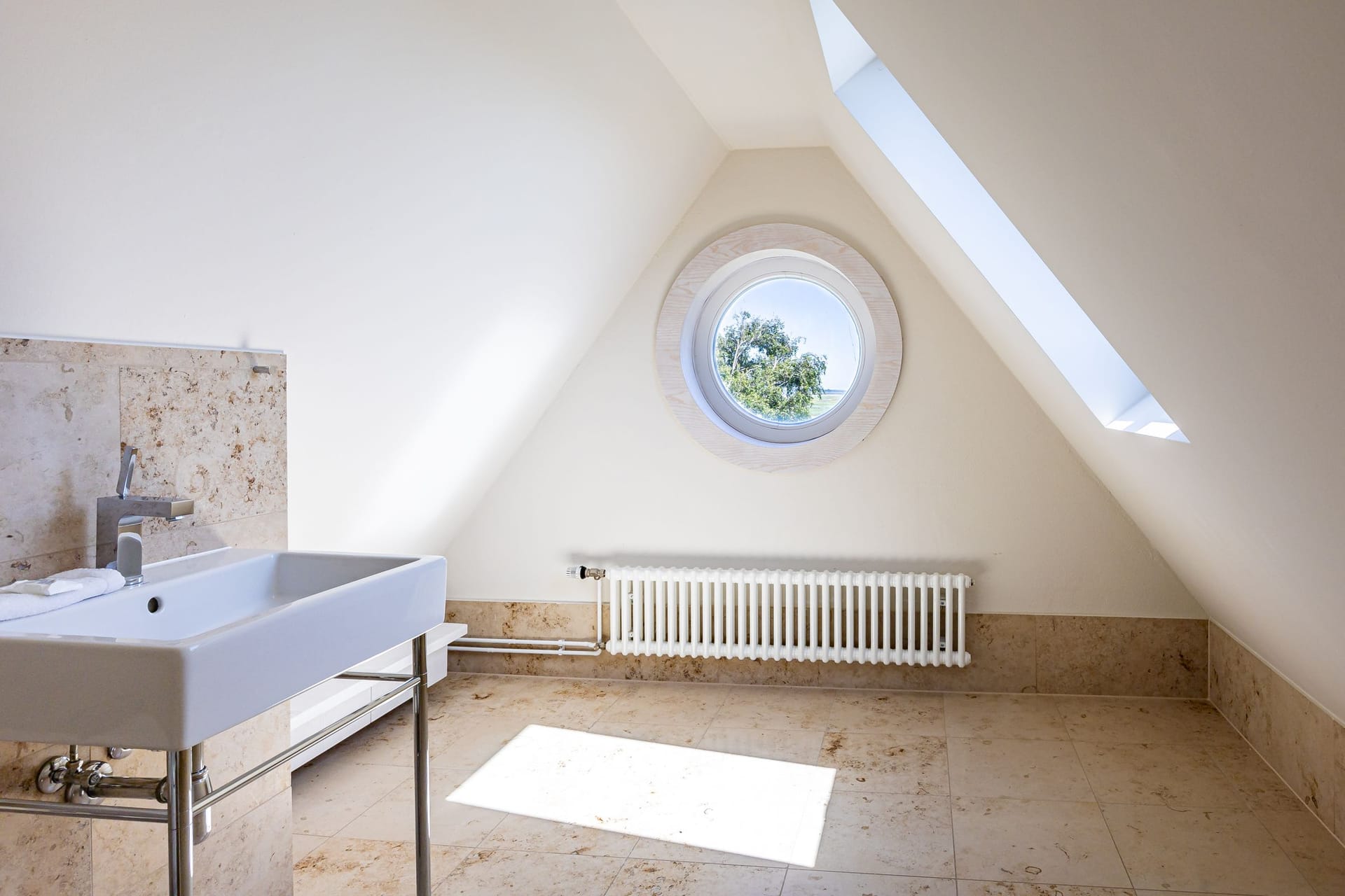Helles Badezimmer mit Waschbecken und Fenster