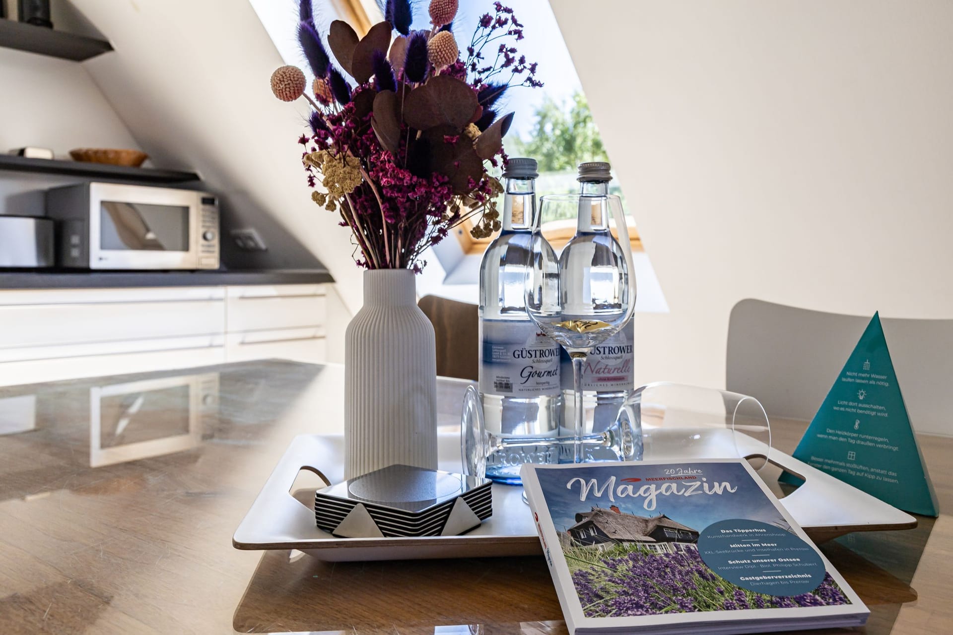 Moderne Küche mit Blumen und Getränken