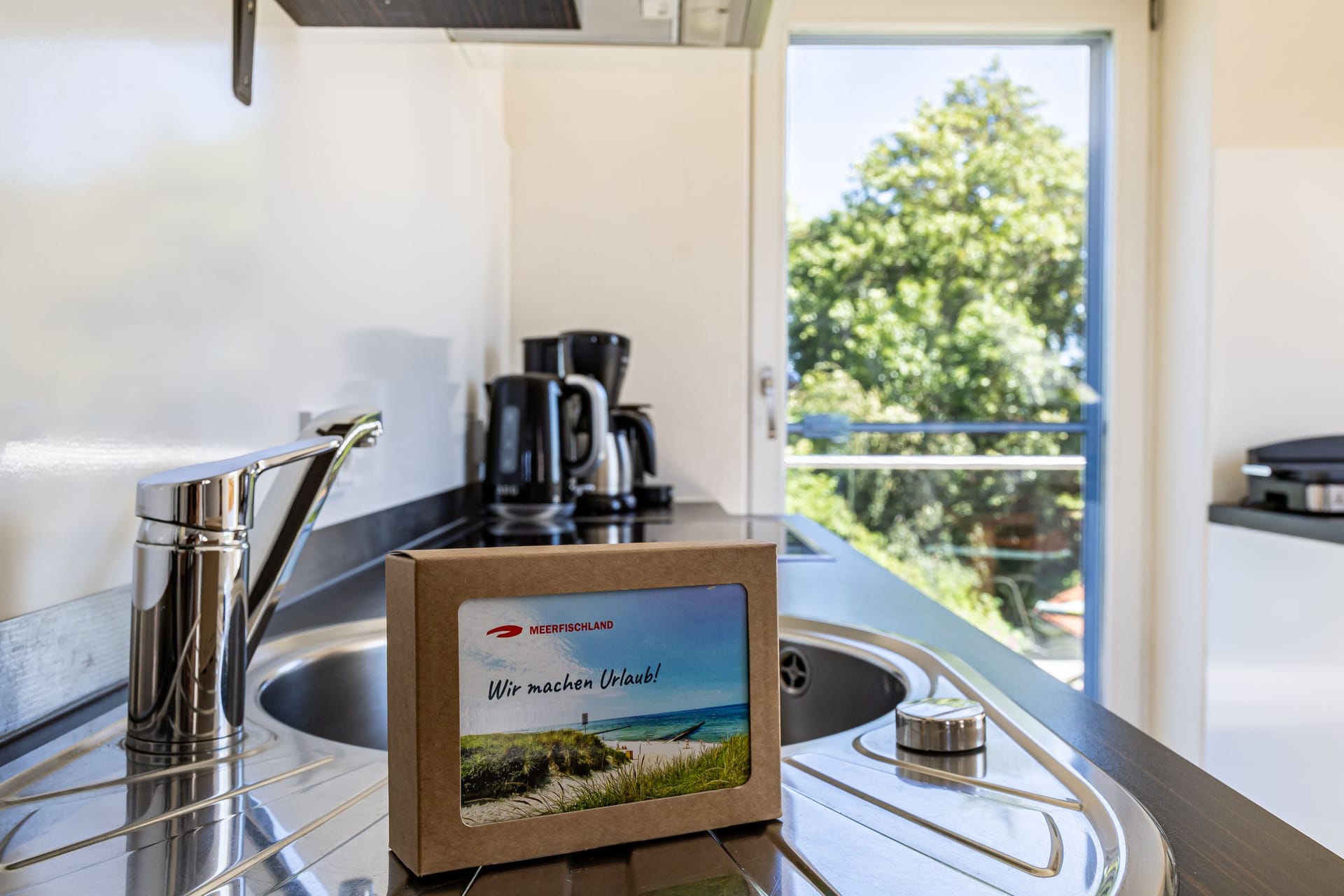 Moderne Küche mit Spüle und Kaffeemaschine