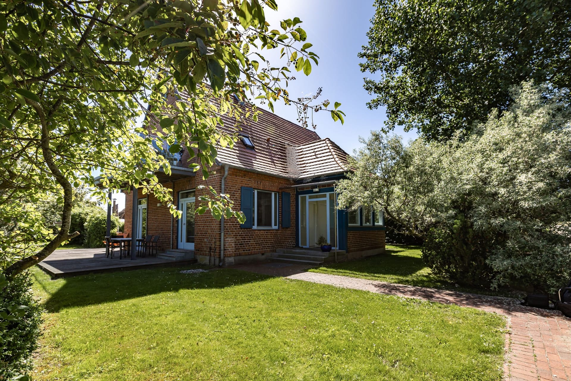 Außenansicht eines Ferienhauses mit Garten