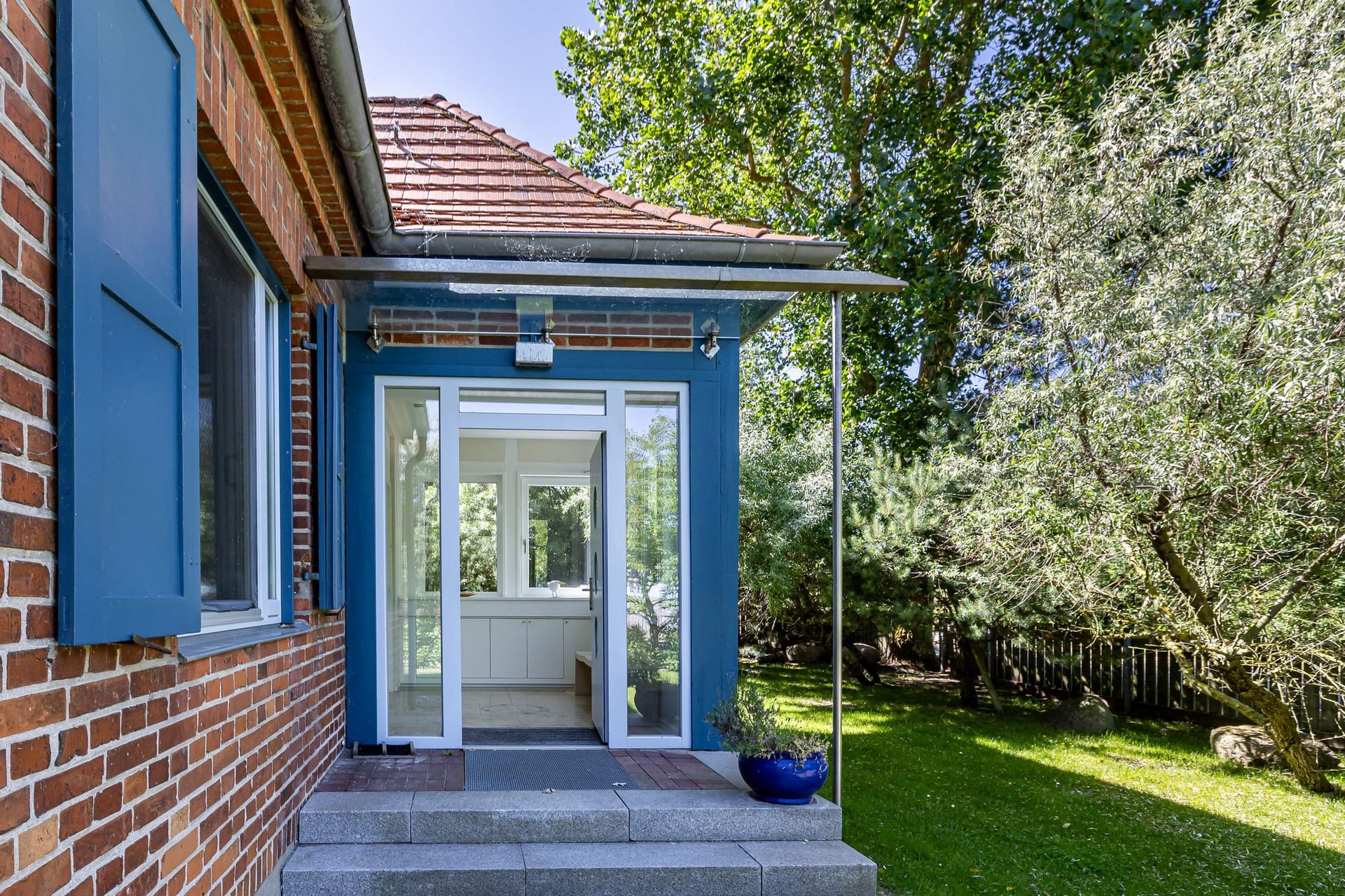 Außenansicht eines charmanten Hauses mit Garten