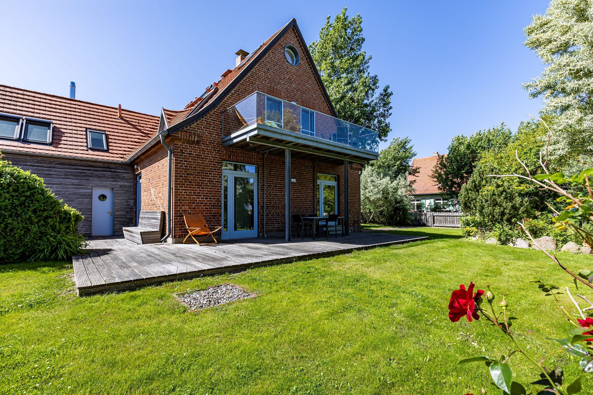 Terrasse mit Tisch und Stühlen