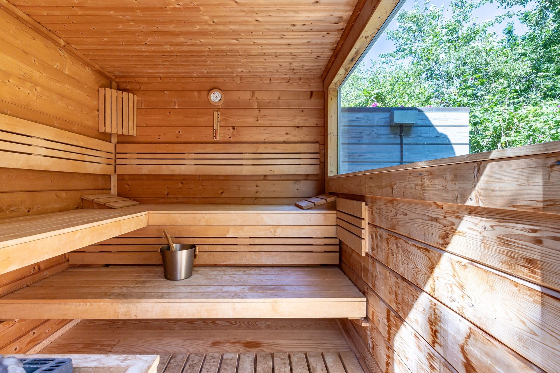 Sauna mit Holzverkleidung und Tageslichteinfall