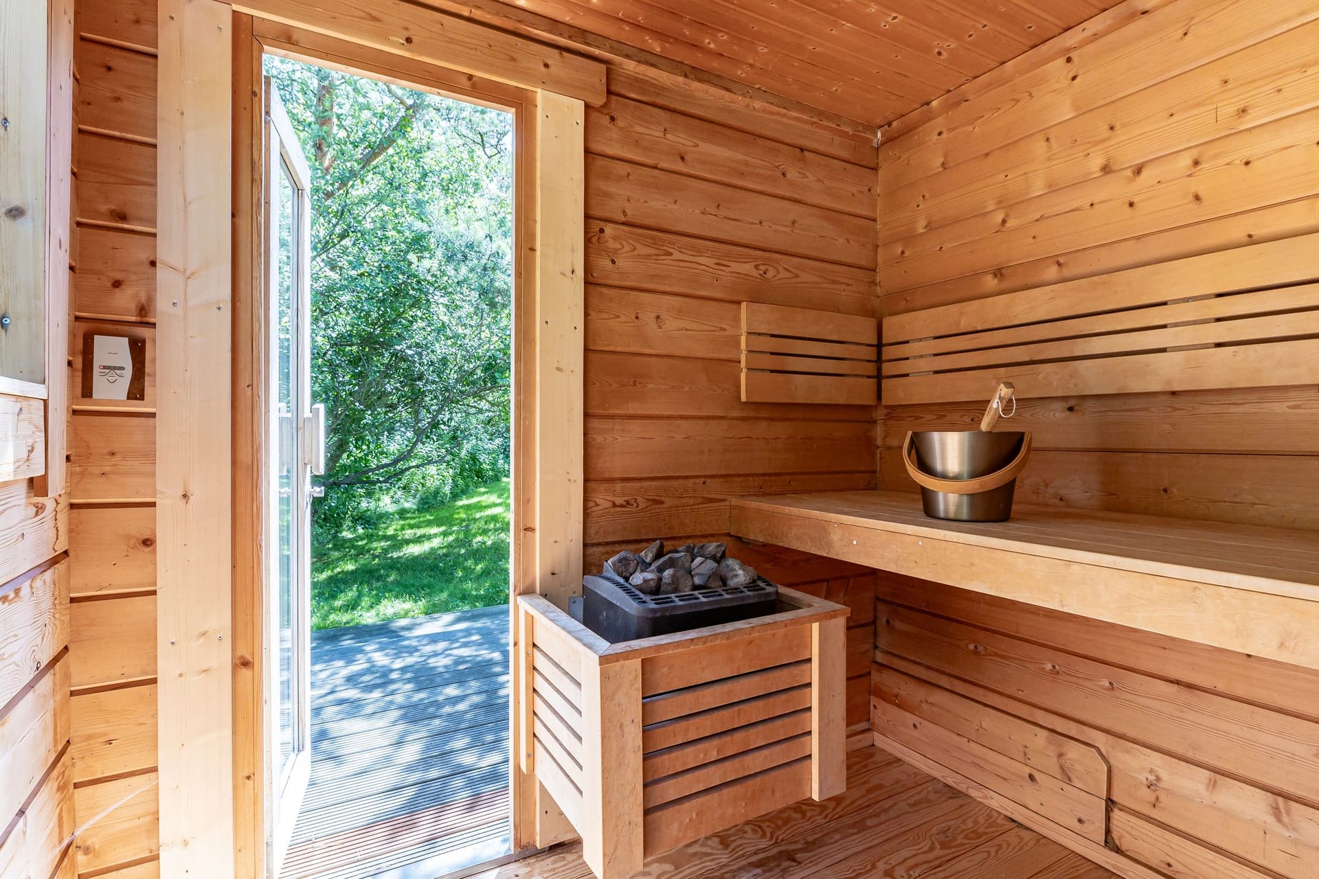 Innenansicht einer Sauna mit Holzverkleidung