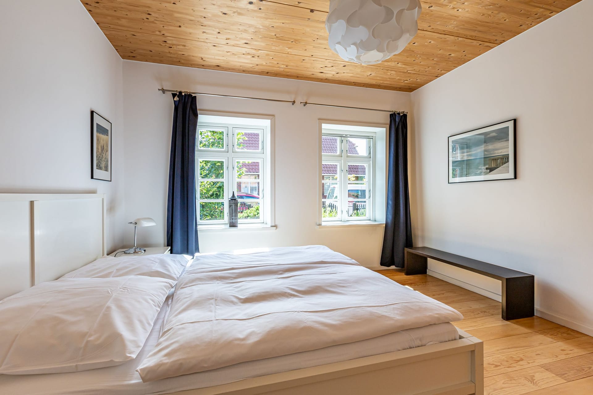 Schlafzimmer mit Bett und Holzfußboden