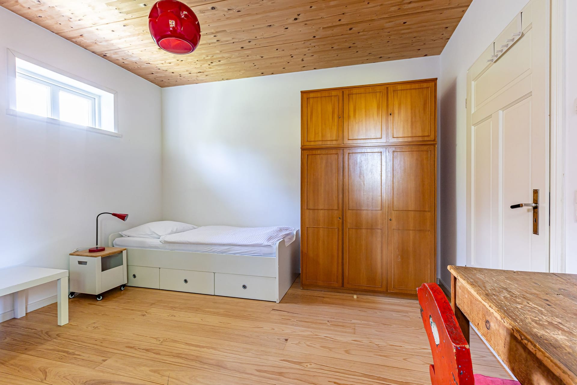 Schlafzimmer mit Bett und Schrank