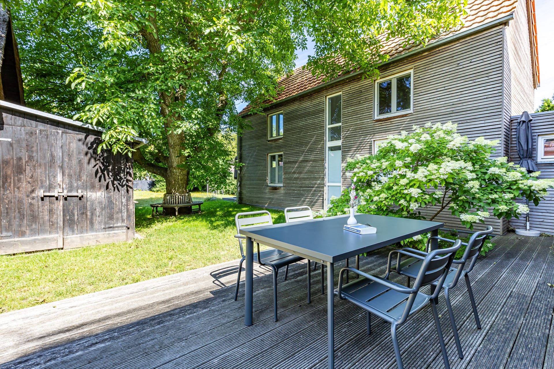 Terasse mit Tisch und Stühlen
