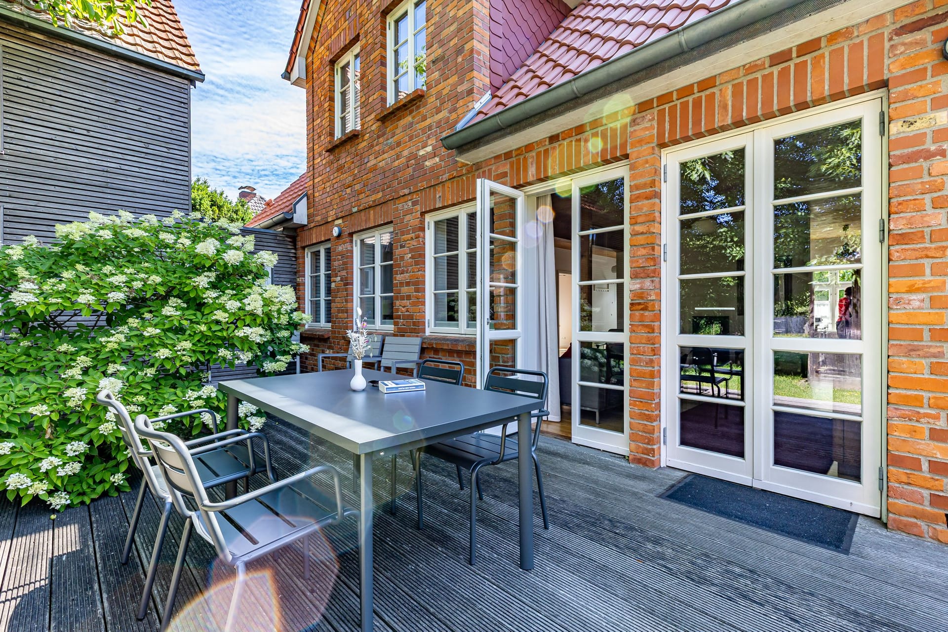 Einladende Terrasse mit Tisch und Stühlen