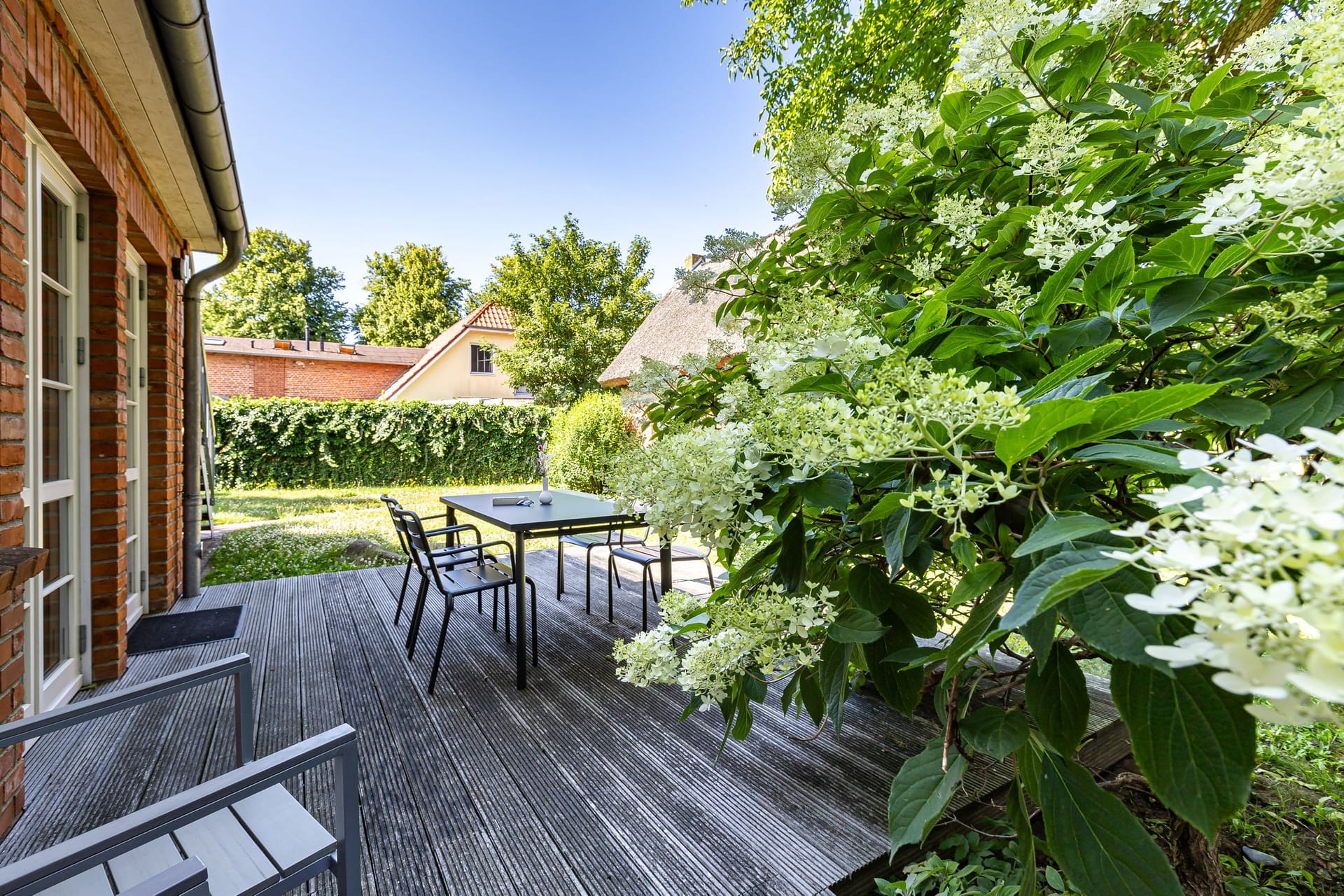 Terrasse mit Tisch und Stühlen