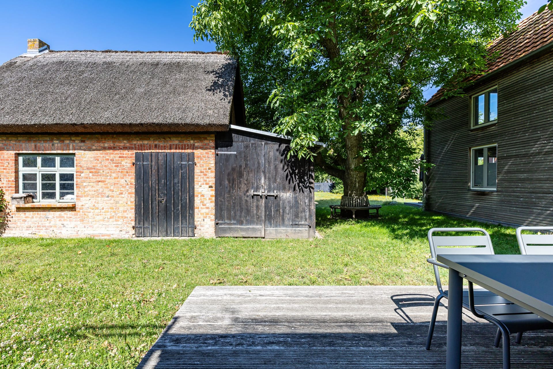 Außenansicht eines Hauses mit Garten