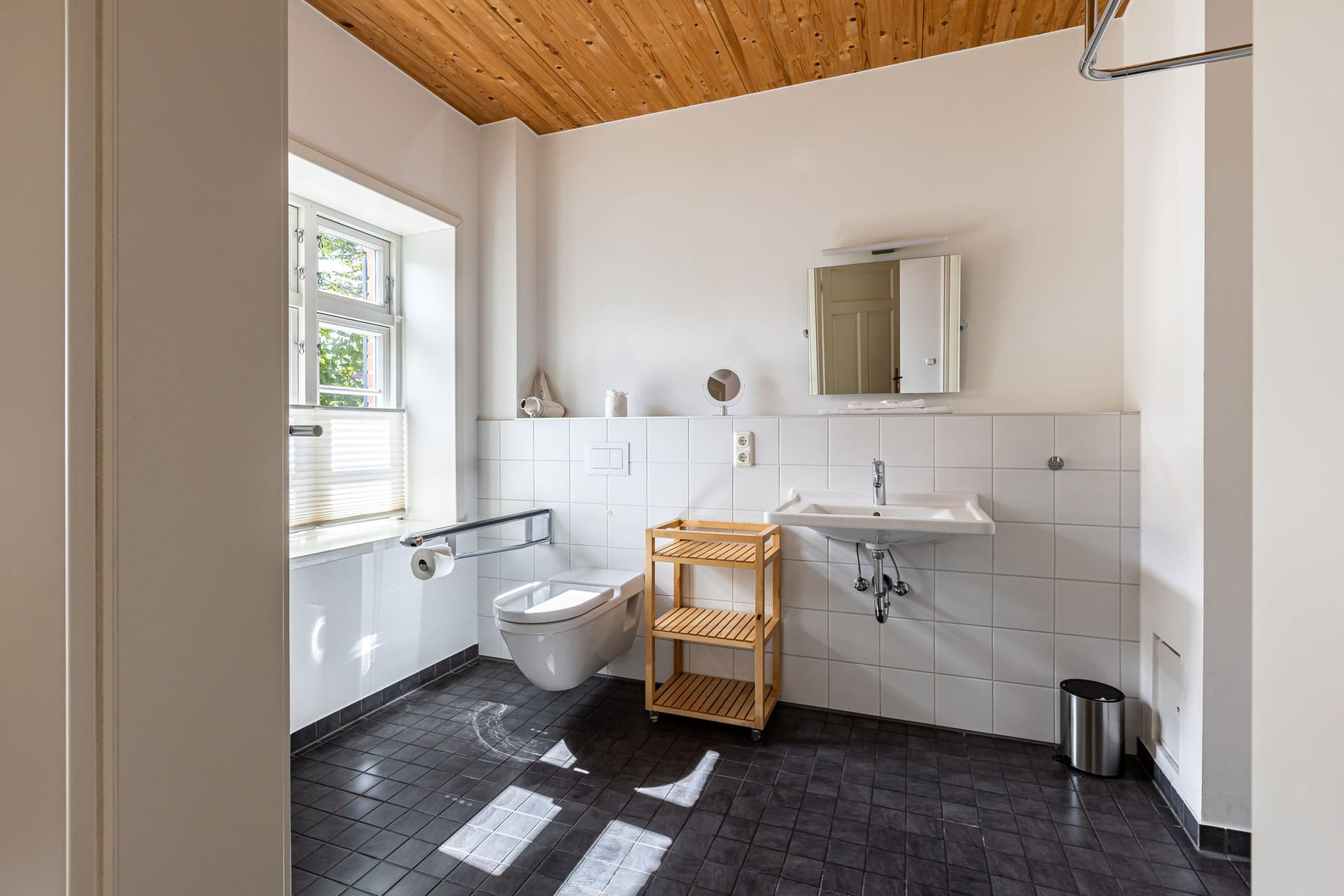 Modernes Badezimmer mit WC und Waschbecken