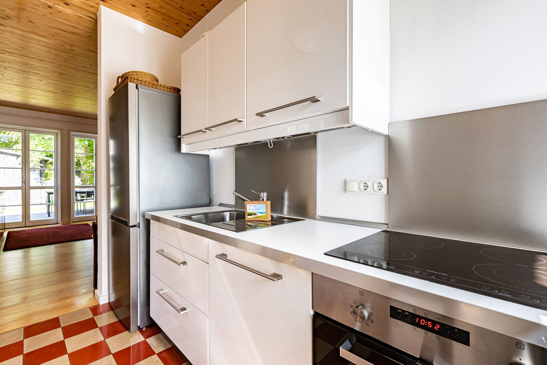 Moderne Küche mit Kochfeld und Kühlschrank