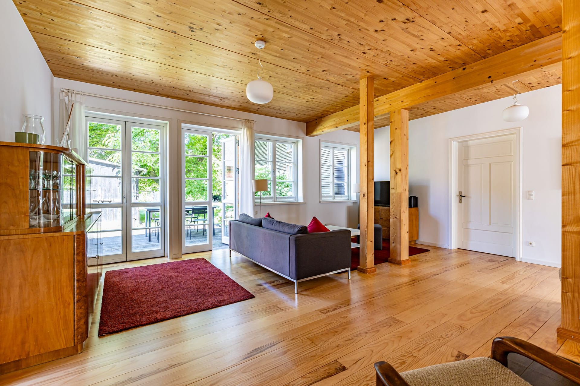 Heller Wohnbereich mit Sofa und Zugang zur Terrasse