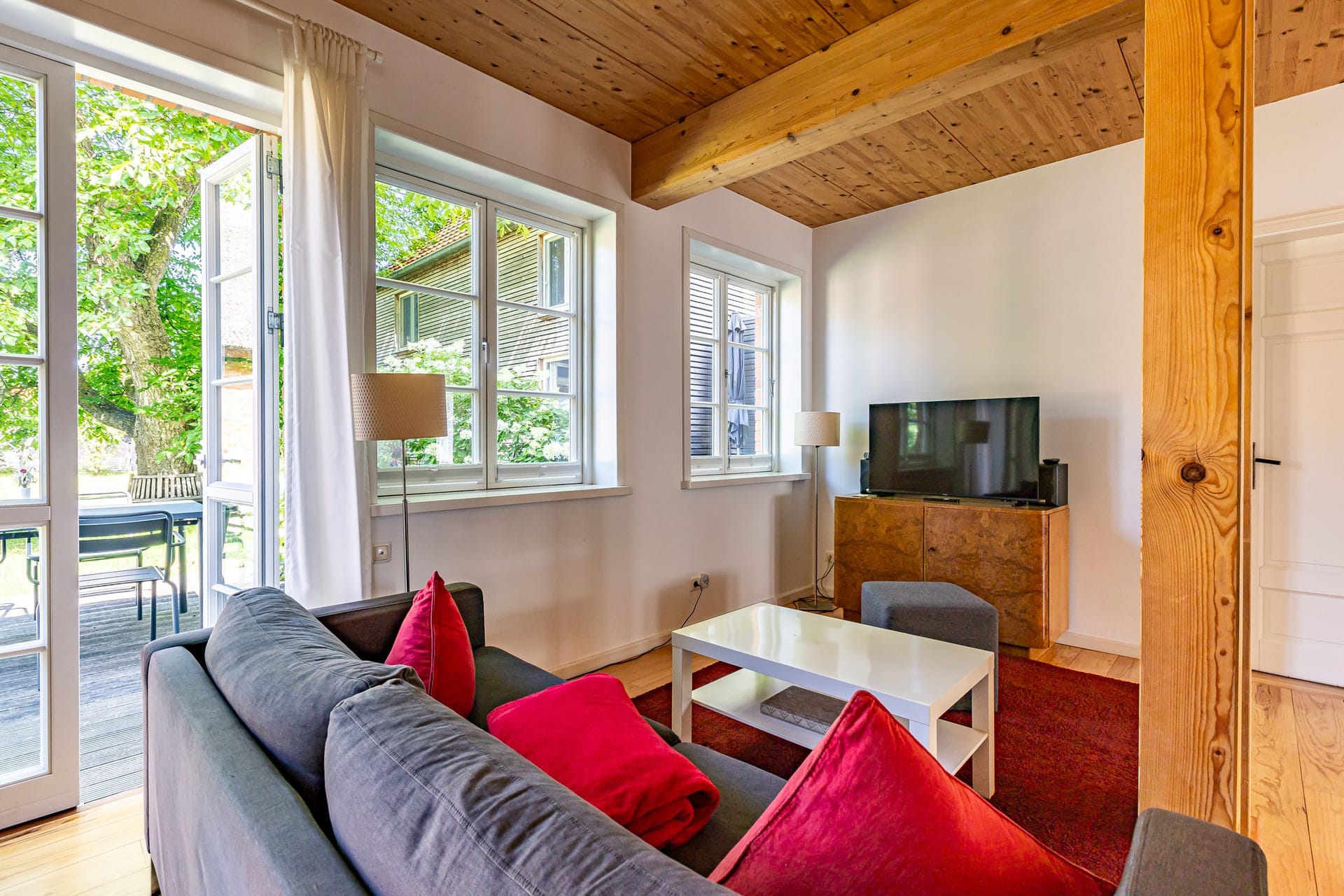Gemütliches Wohnzimmer mit Sofa und Fernseher