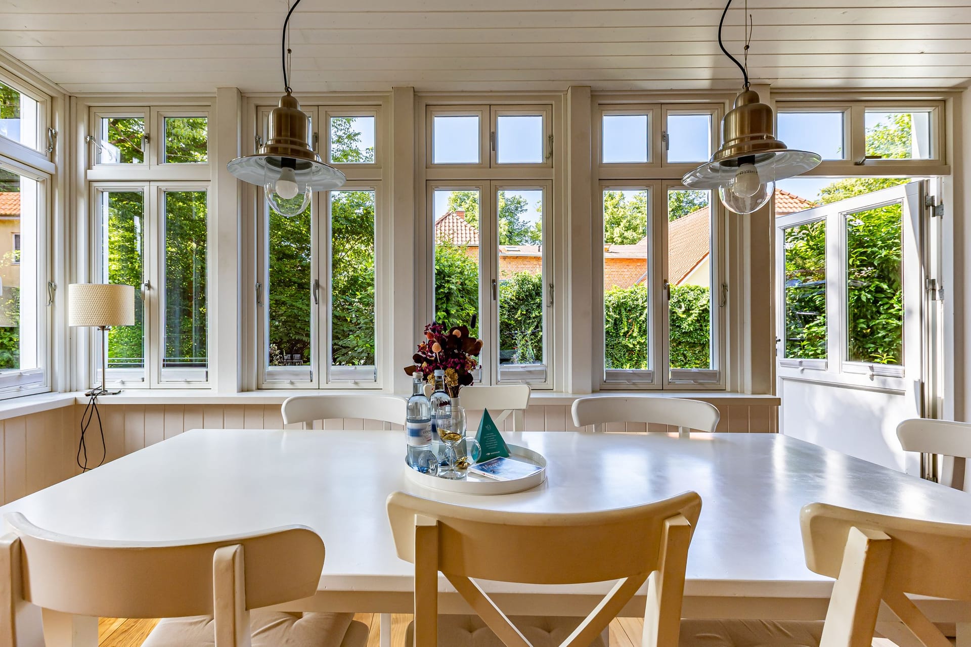 Helles Esszimmer mit Tisch und Stühlen