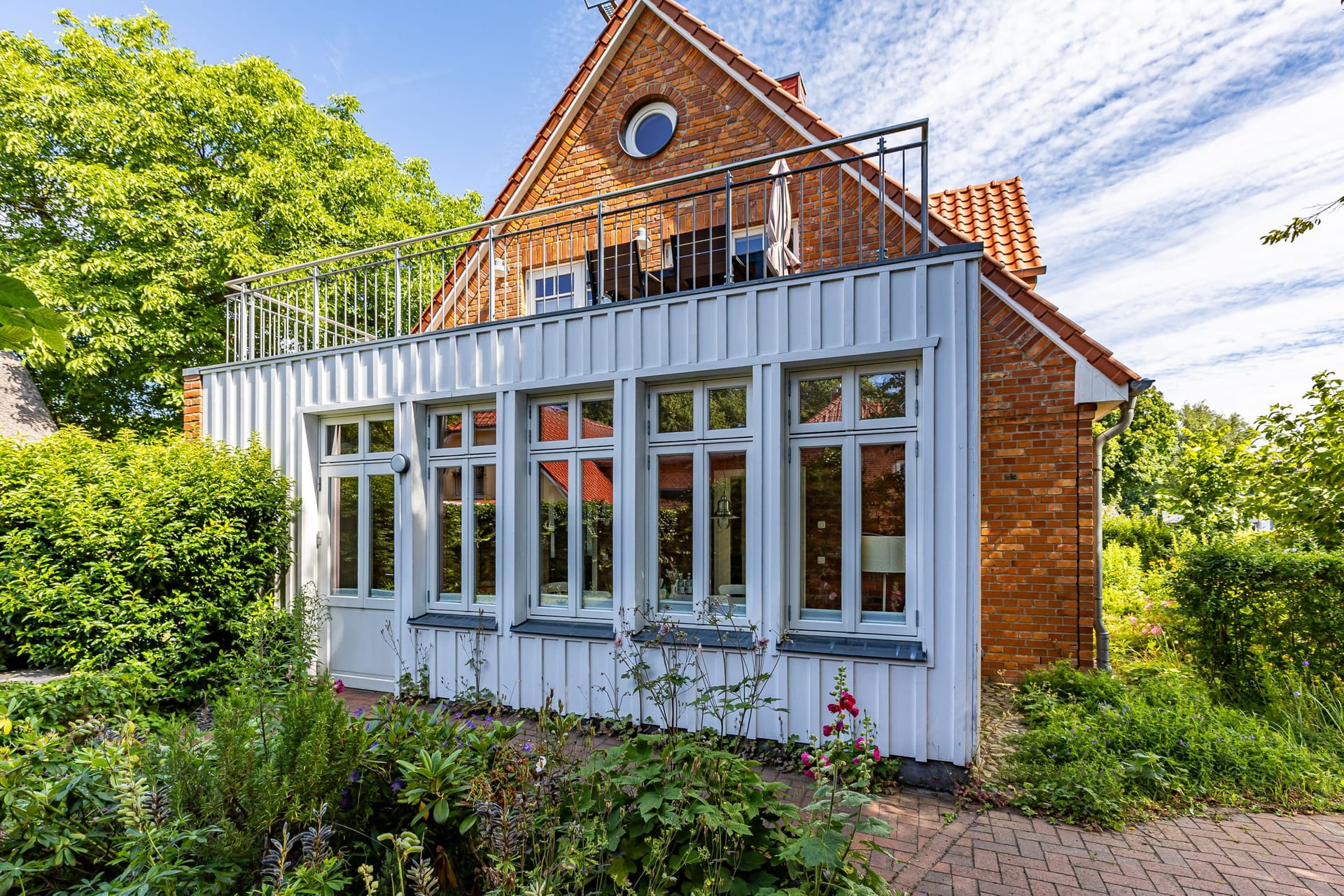 Außenansicht eines Ferienhauses mit Terrasse