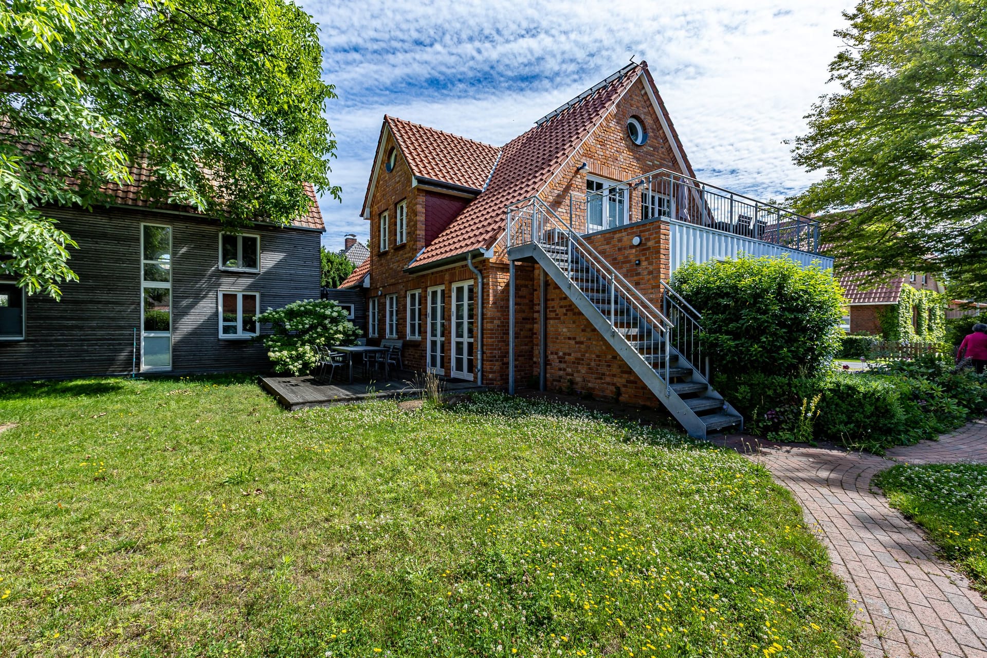 Außenansicht eines Hauses mit Garten