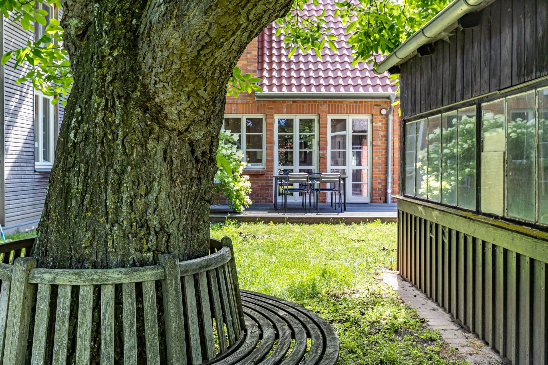 Außenansicht eines Hauses mit Gartenmöbeln
