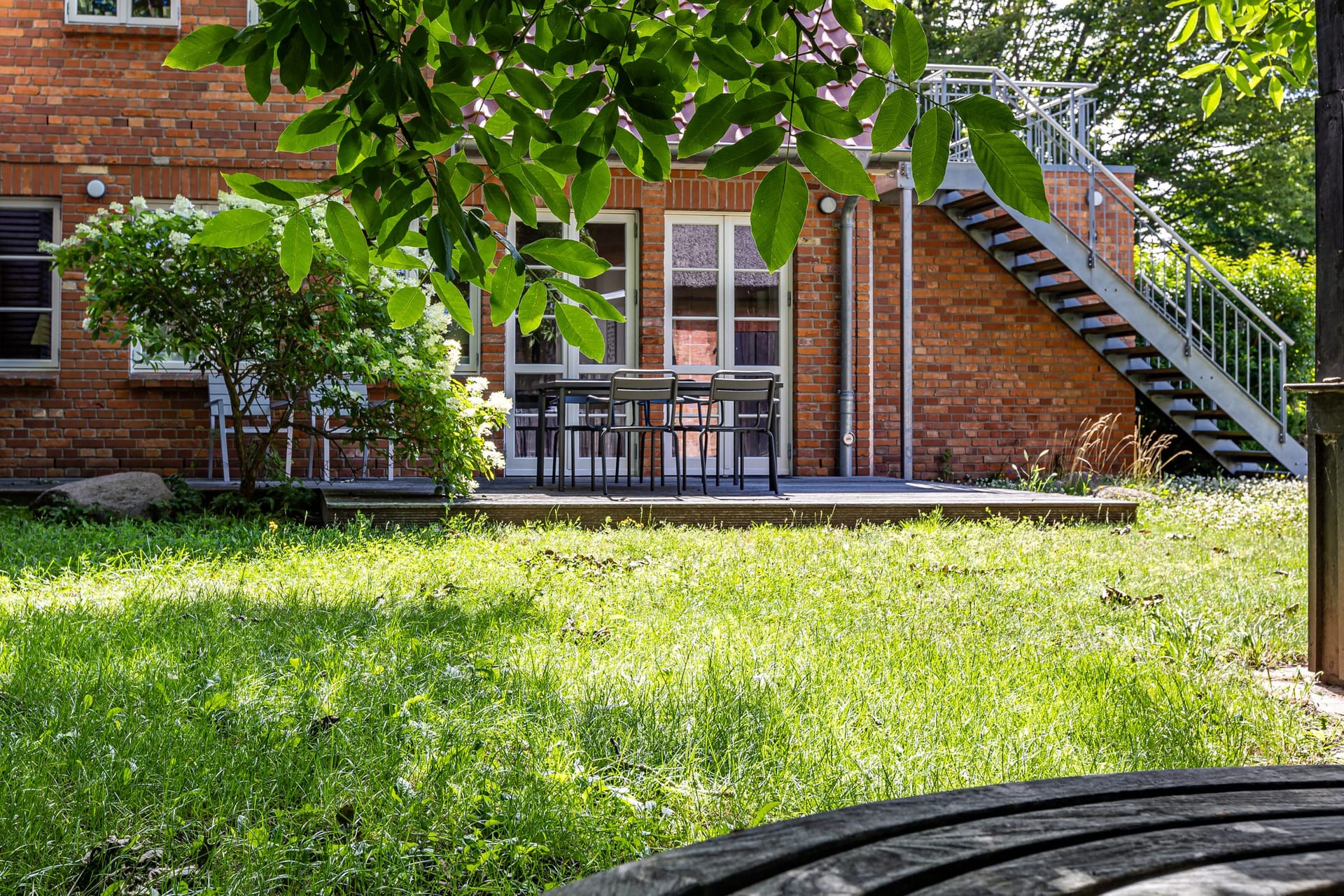 Terrasse mit Gartenmöbeln hinter dem Ferienhaus