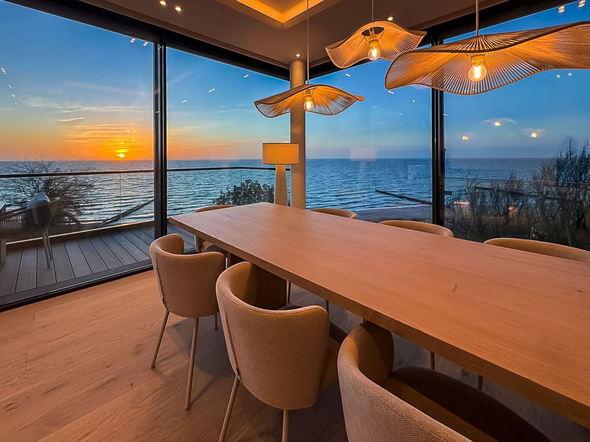 Wohnzimmer mit Esstisch und Meerblick