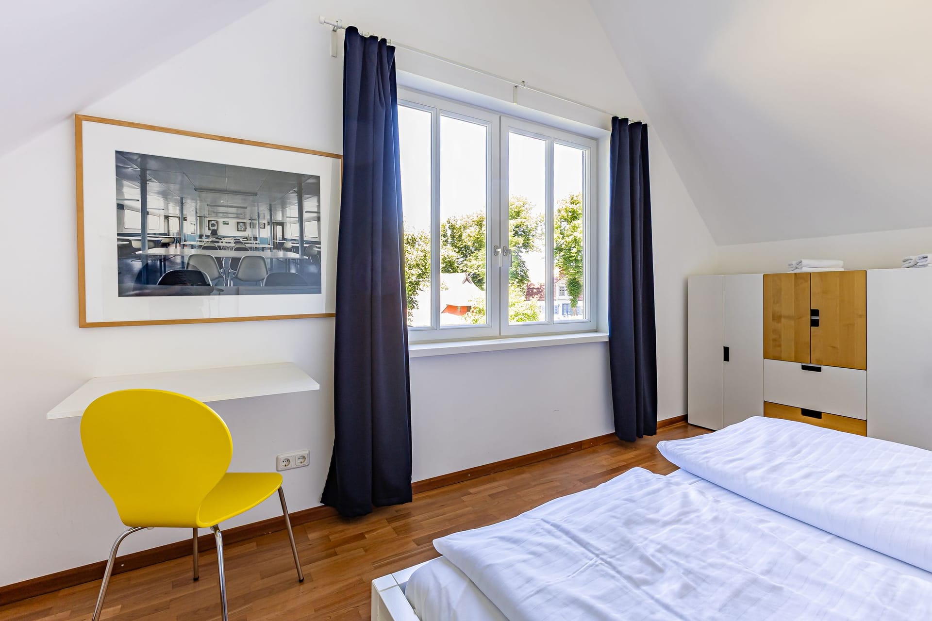 Moderne Schlafzimmer mit Schreibtisch und zwei Betten