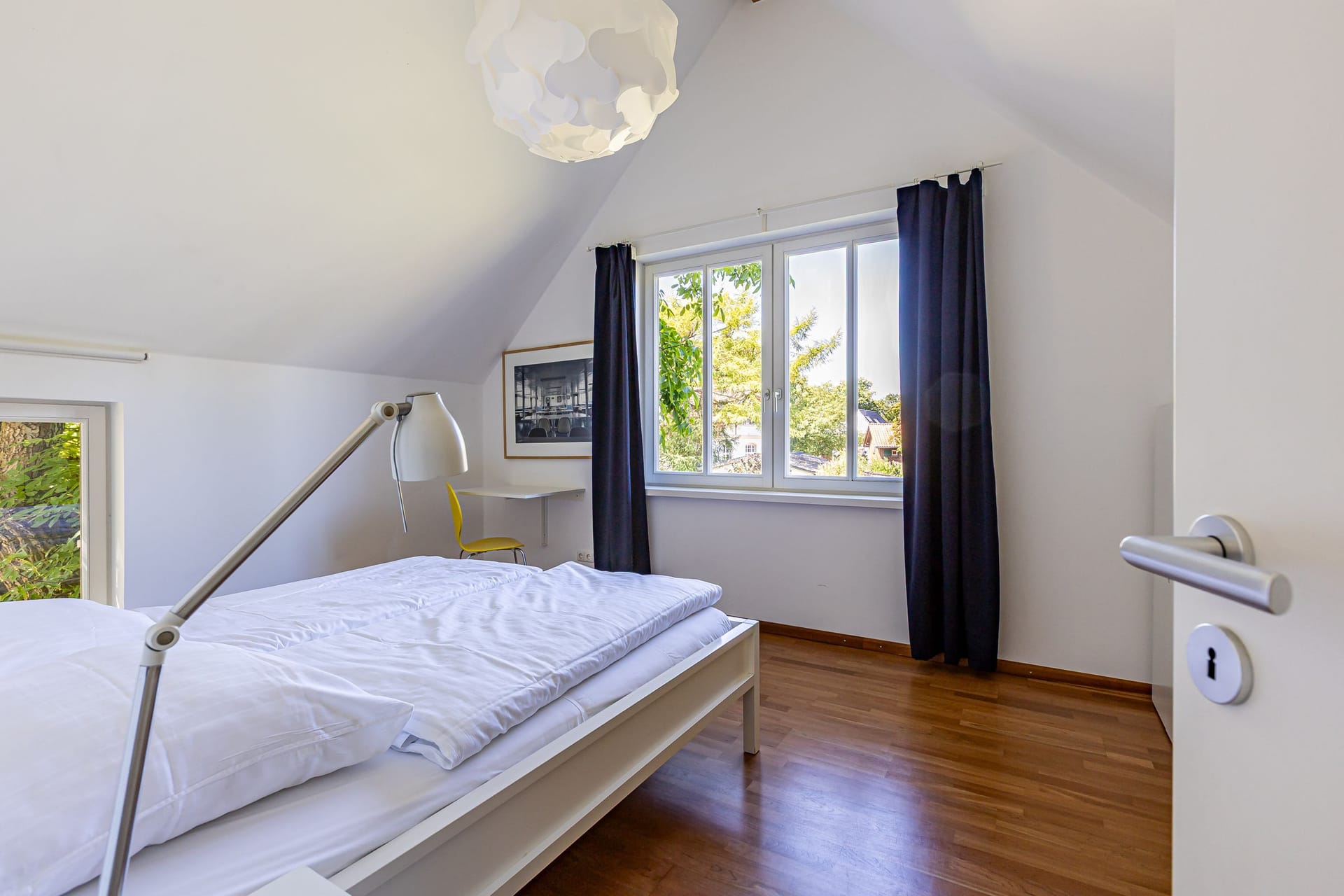 Schlafzimmer mit Bett und Schreibtisch