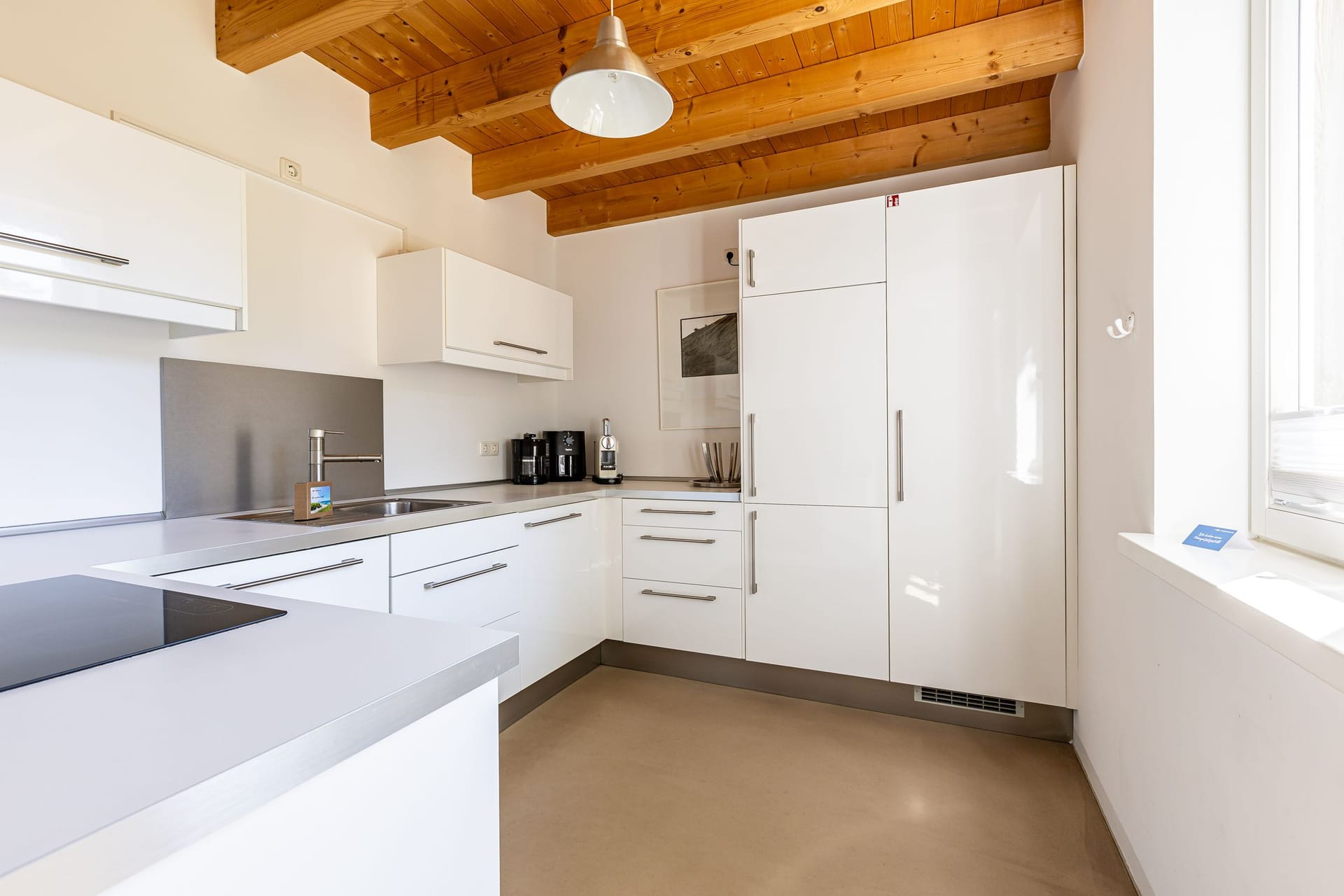 Moderne Küche mit Holzdecke