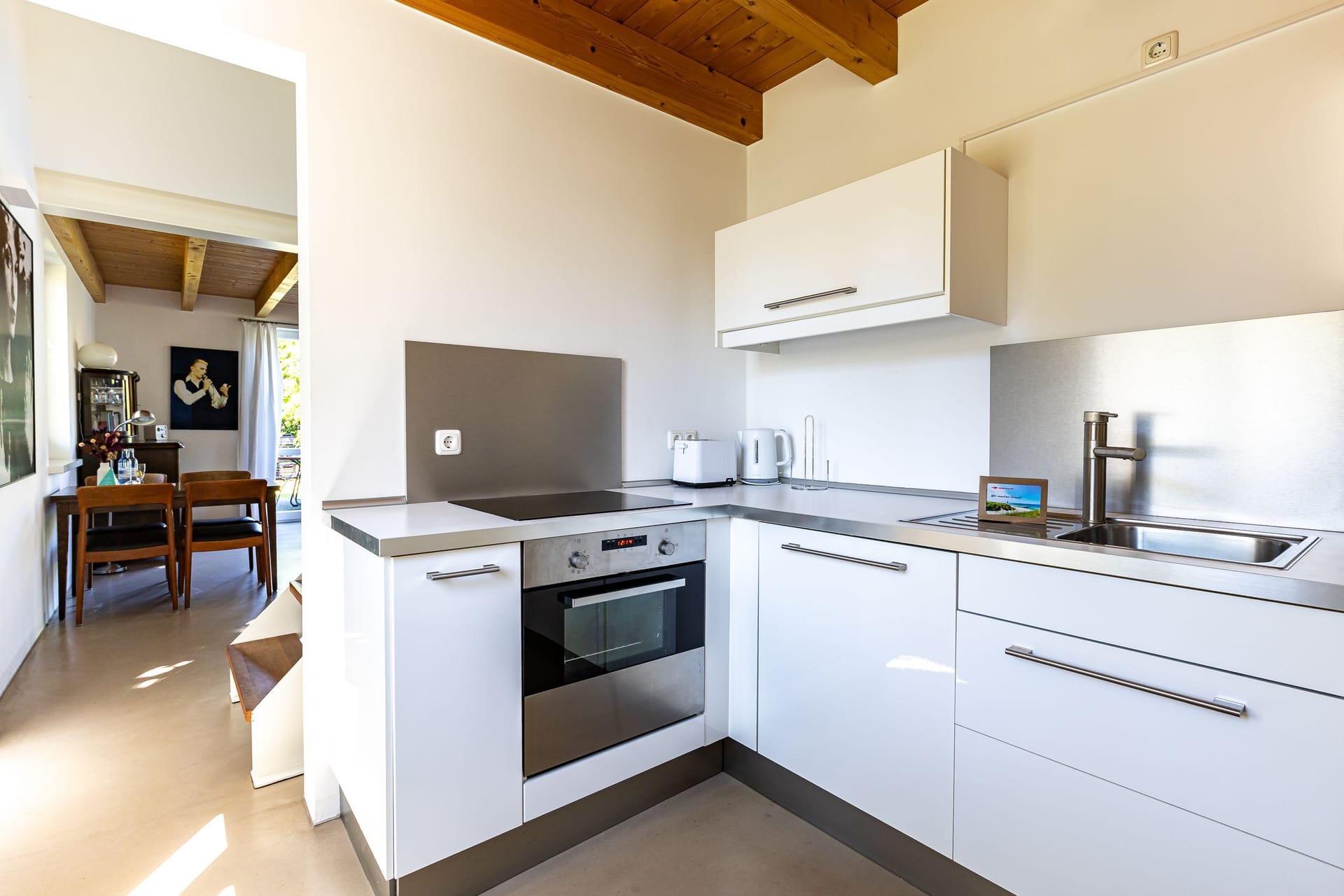 Moderne Küche mit Kühlschrank und Kochfeld