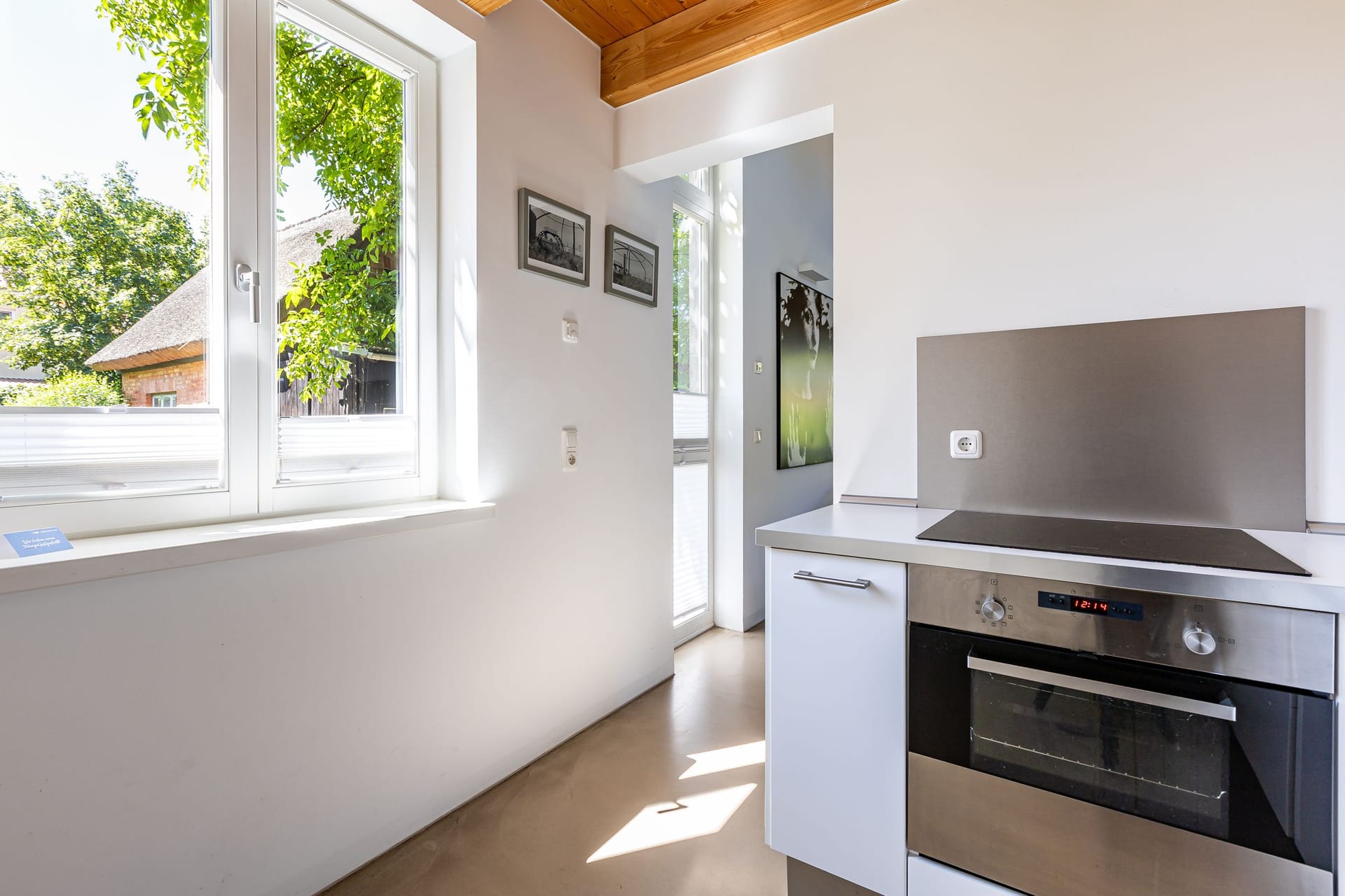 Moderne Küche mit Fenster und Elektroherd
