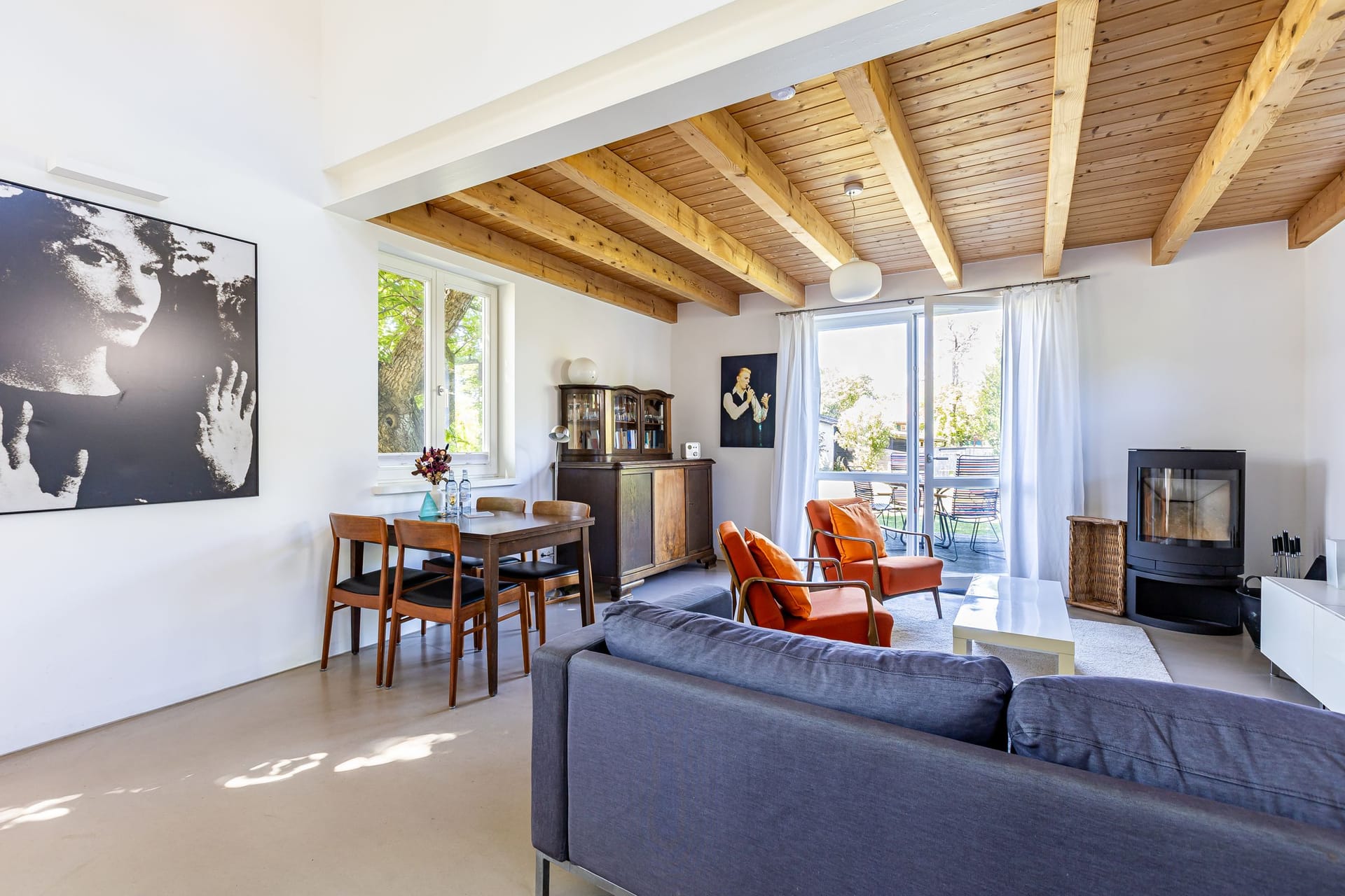 Gemütliches Wohnzimmer mit Holzdecken und modernen Möbeln