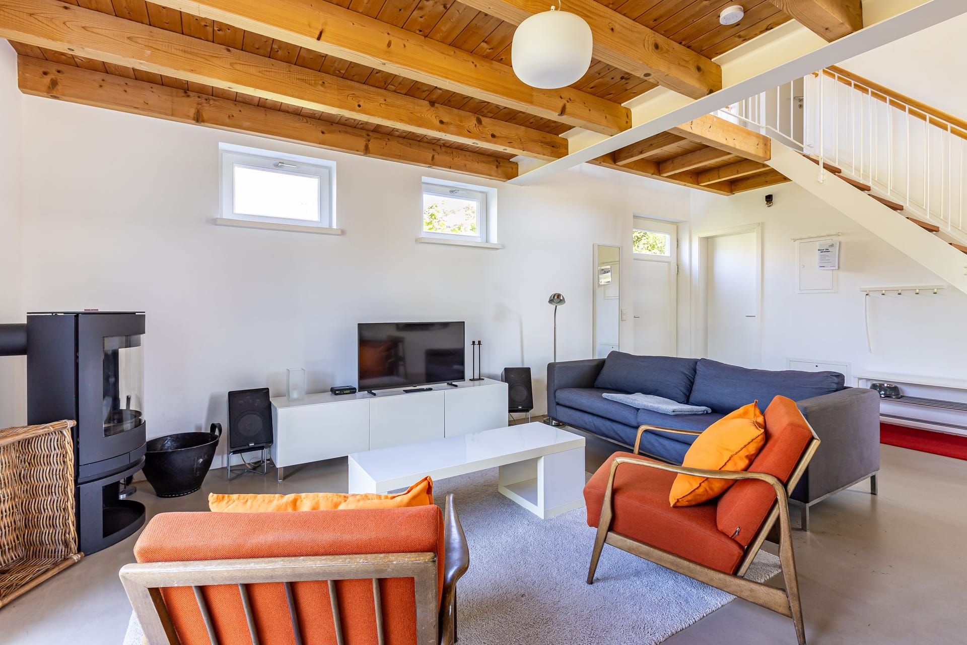 Heller Wohnraum mit Sofa und Fernseher