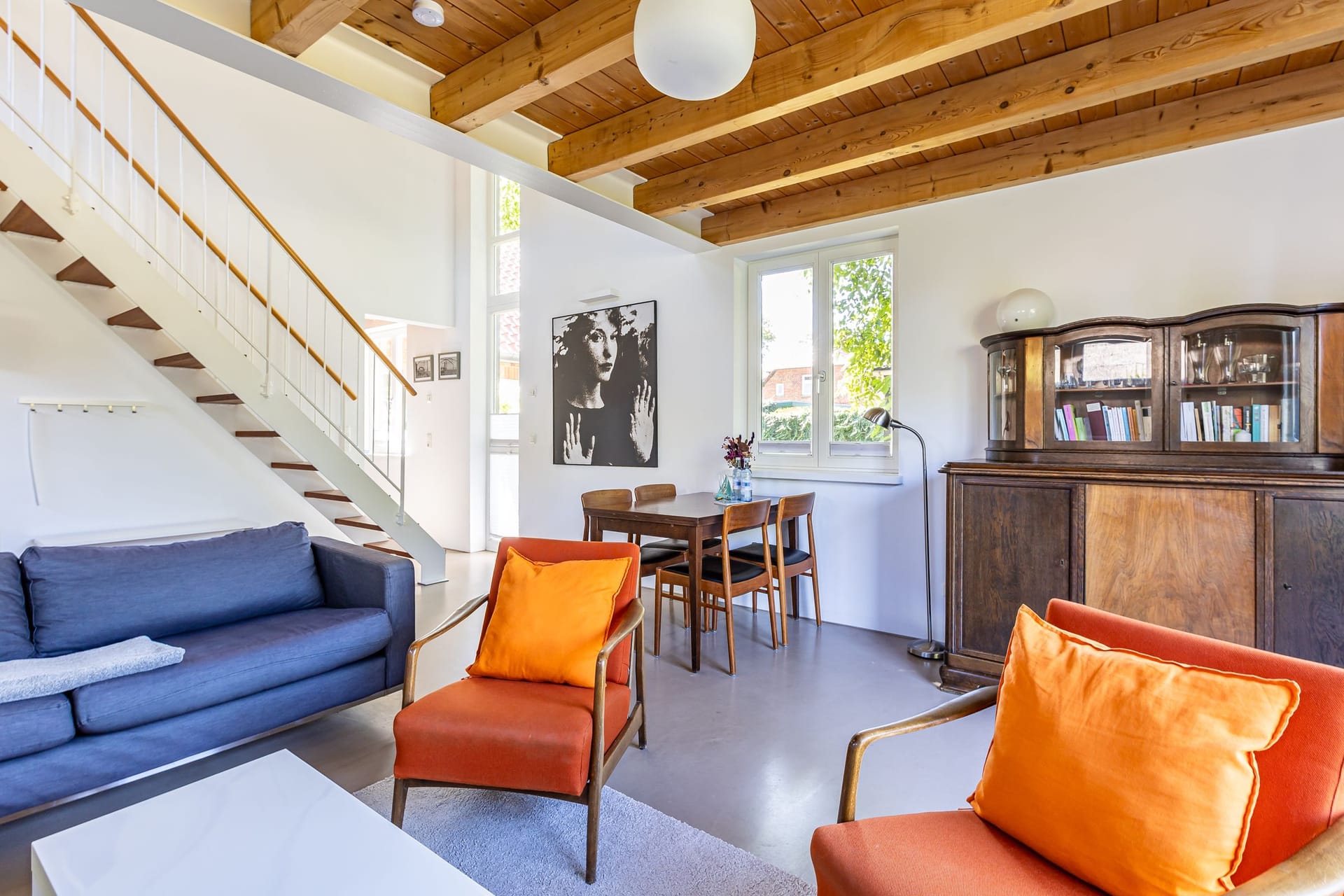 Helles Wohnzimmer mit Sofa und Esstisch