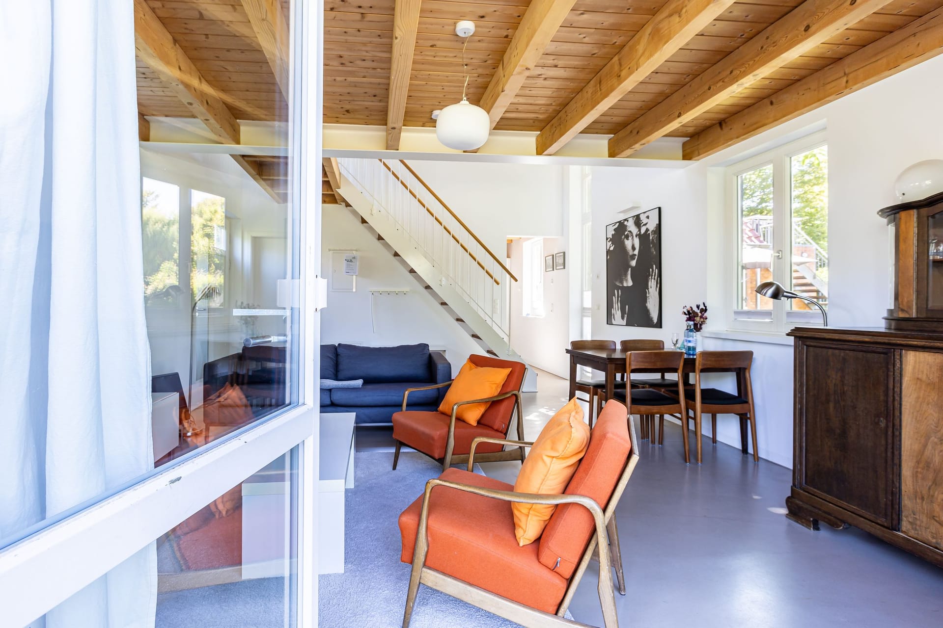 Wohnzimmer mit Möbeln und Holzdecke