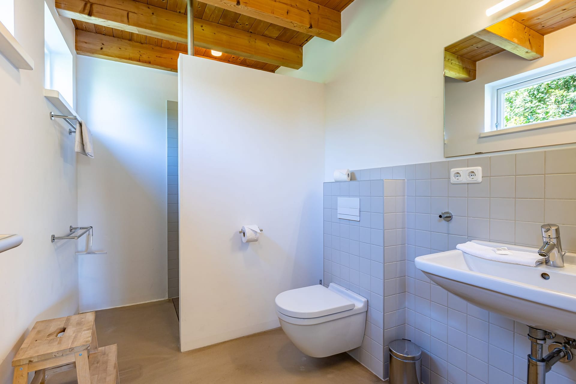 Modernes Badezimmer mit Toilette und Waschbecken