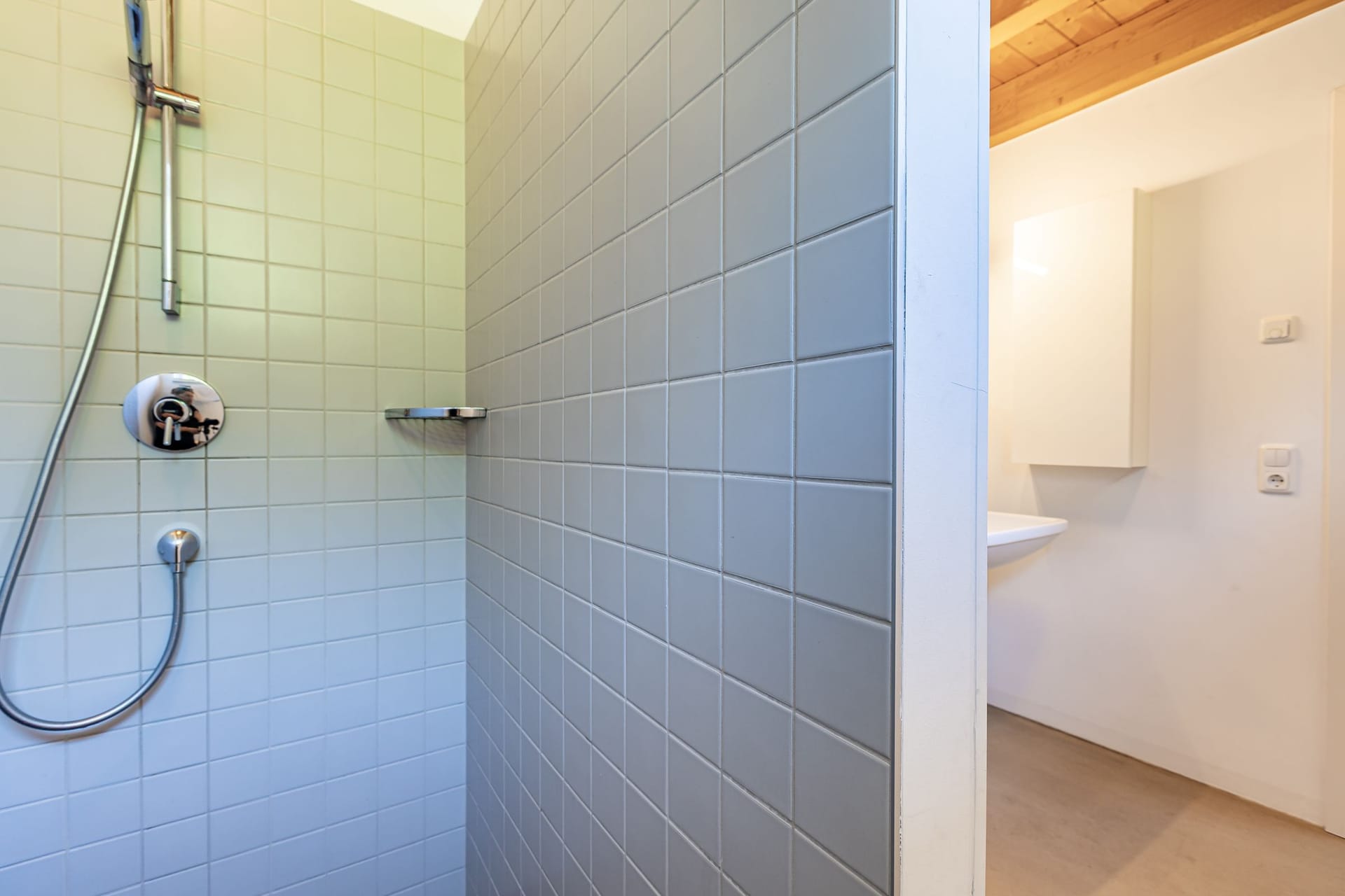 Moderne Dusche mit grauen Fliesen