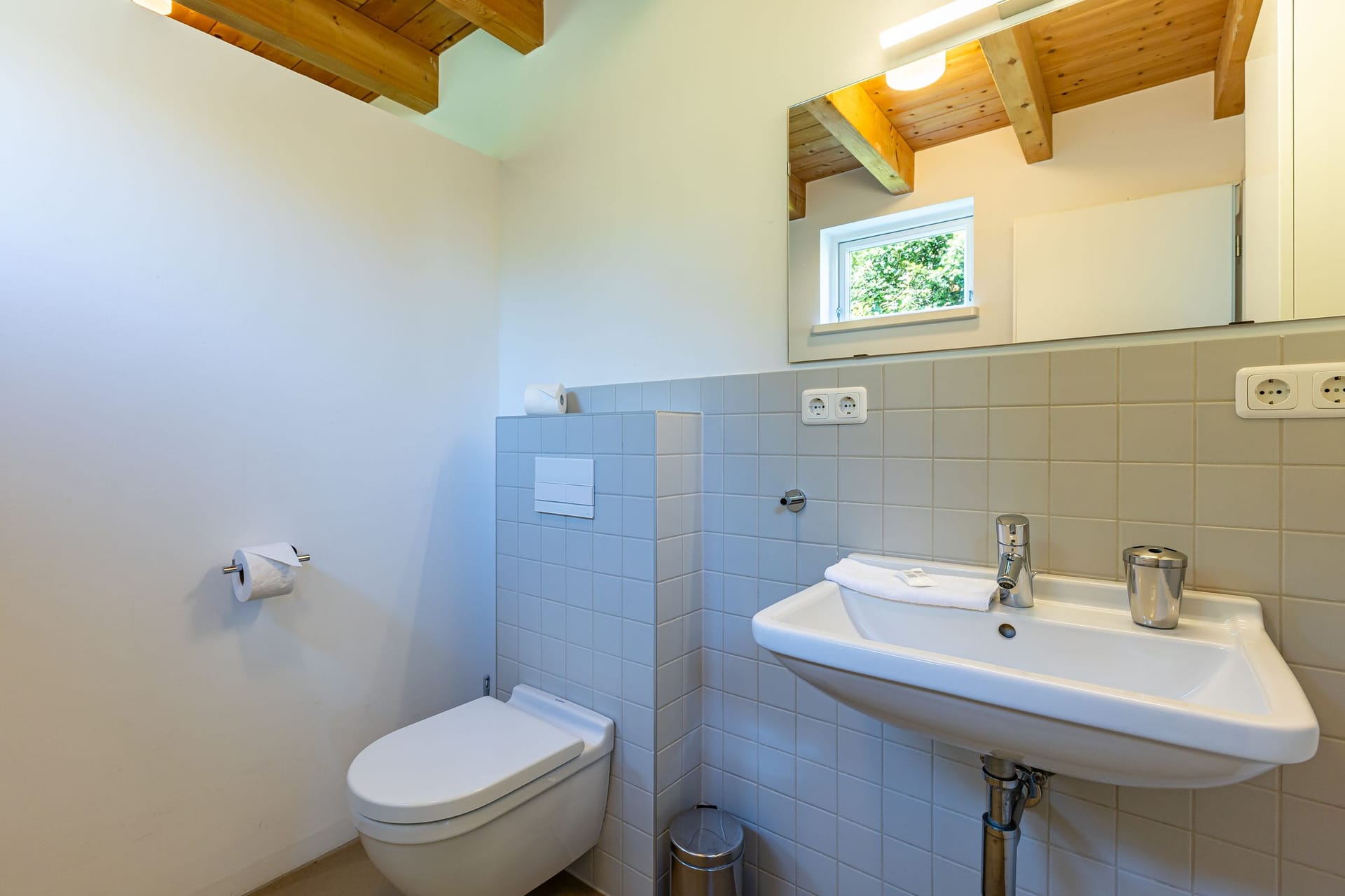 Helles Badezimmer mit Waschbecken und Toilette