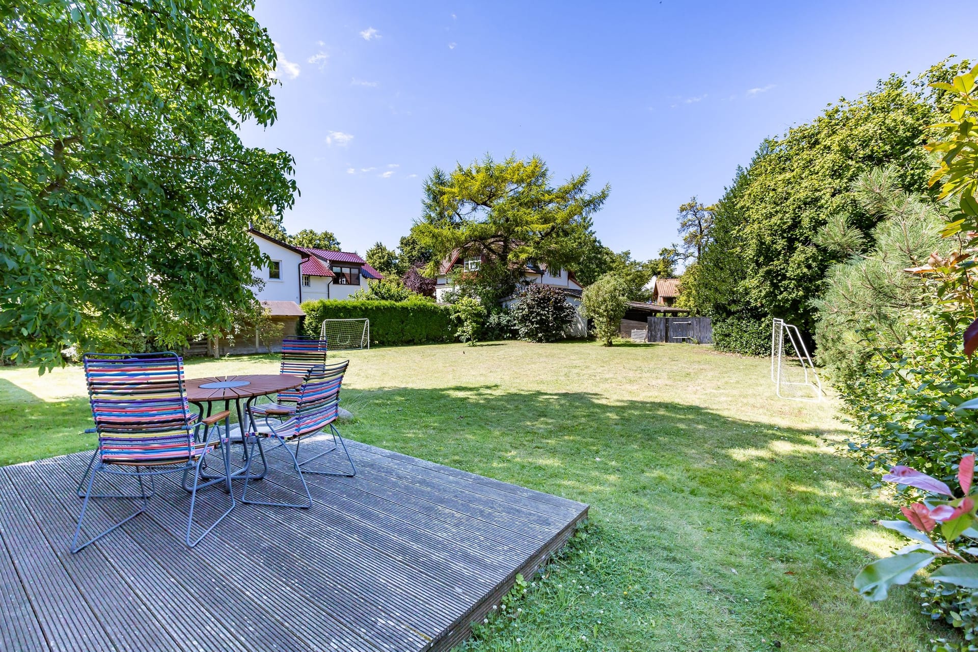 Terrasse mit Tisch und Stühlen im Garten