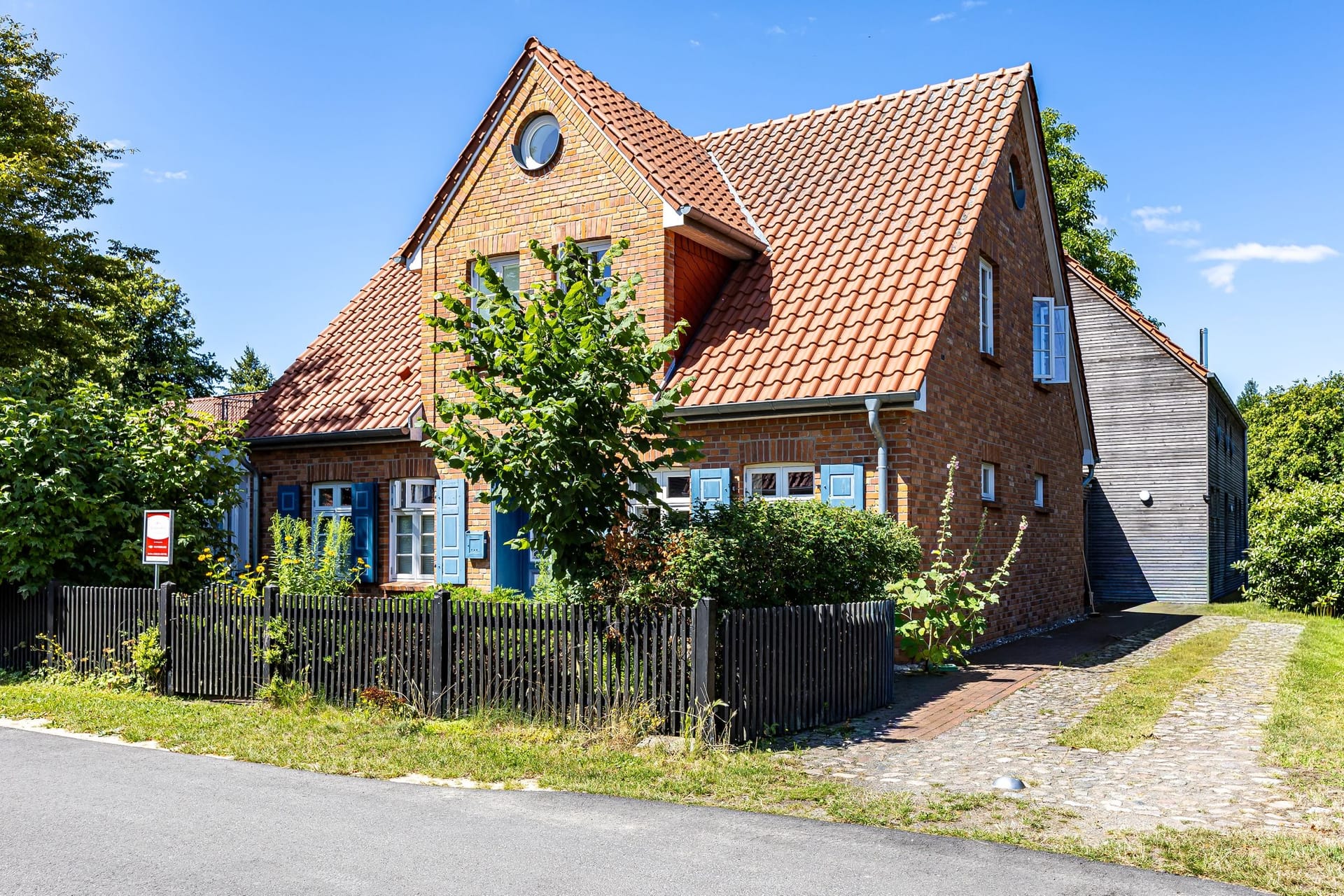 Außenansicht eines Ferienhauses mit Garten